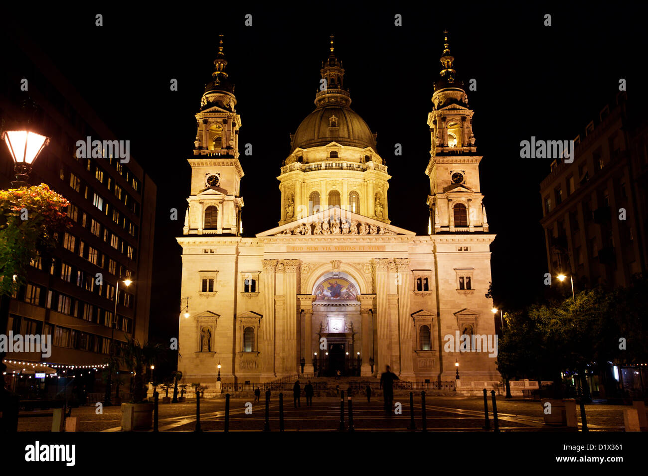 St.-Stephans Basilika in der Nacht in Budapest, Ungarn Stockfoto