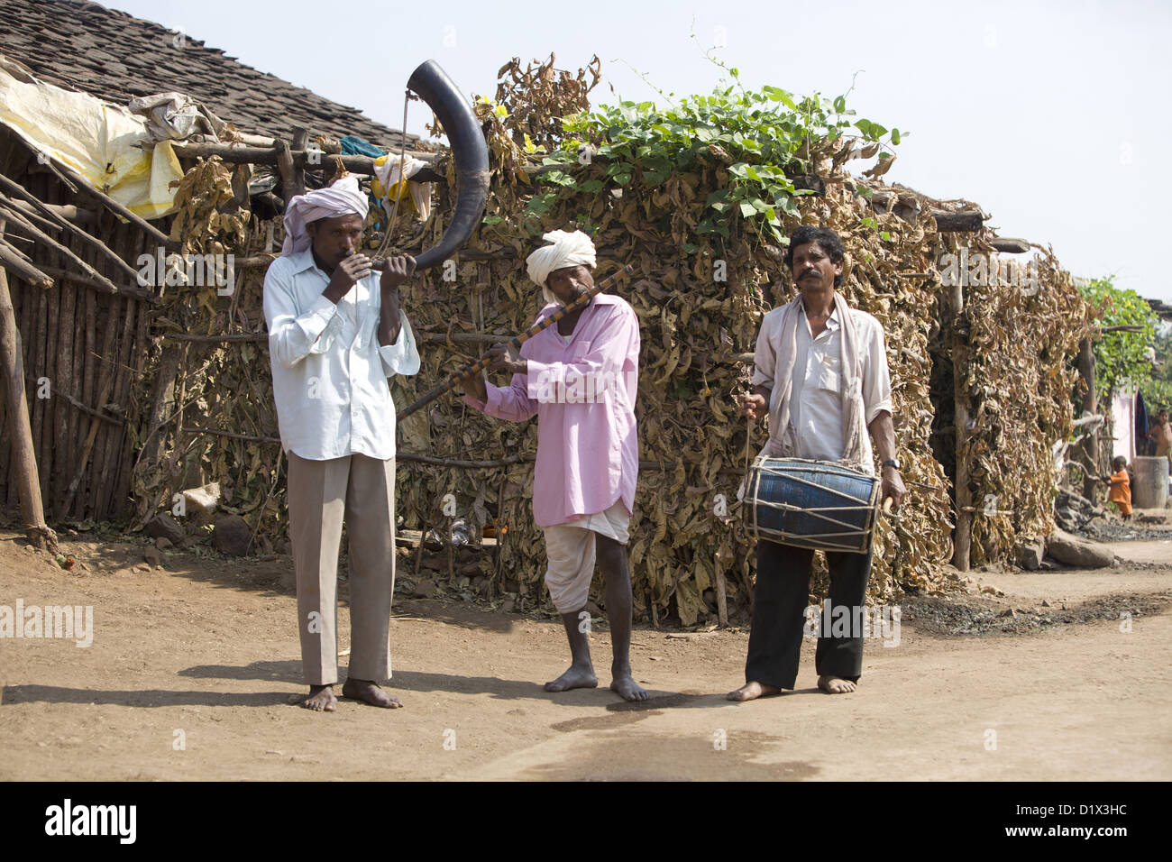 Musiker spielen Tutari ein Signalhorn-ähnliches Instrument und Dhol leitete eine doppelte Trommel. Gond Stamm, Khalwa, Madhyapradesh, Indien. Stockfoto