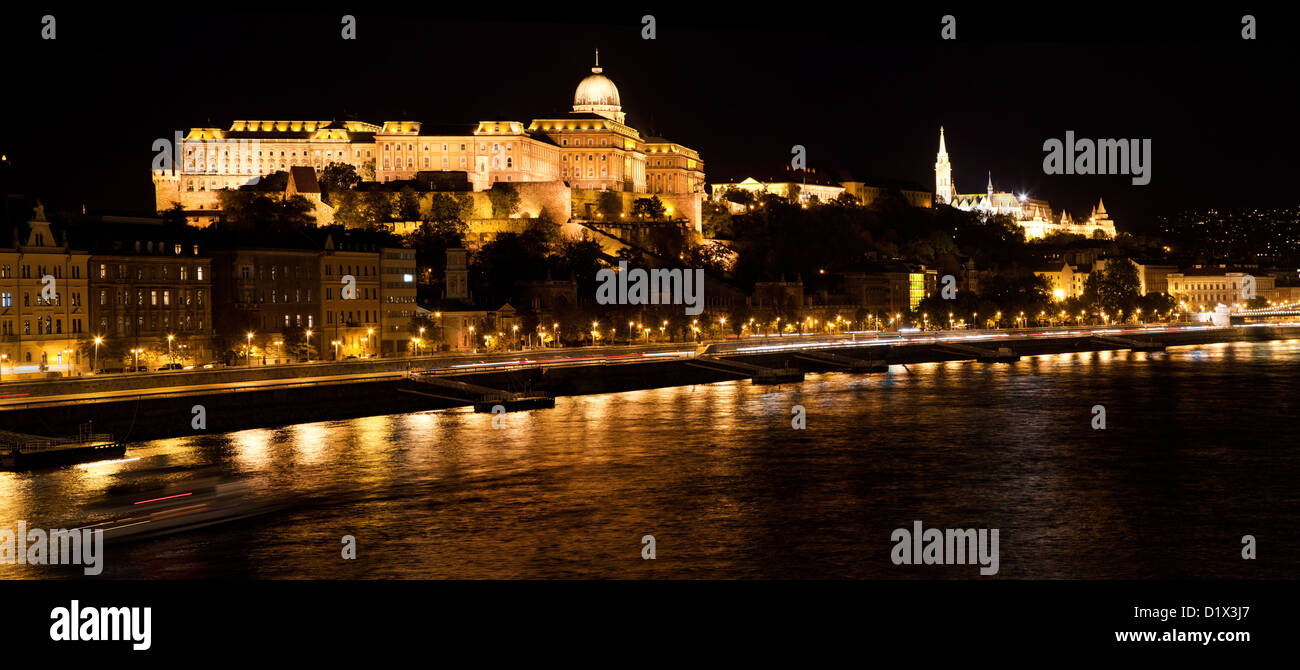 Budaer Burg und Fishermans Bastion von Donau in der Nacht. Budapest, Ungarn Stockfoto