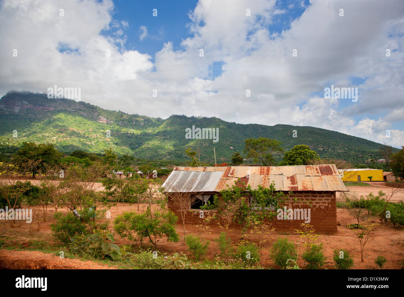 Südkenia Armut Landschaft. Kleine Häuser in einem schlechten Zustand. Stockfoto