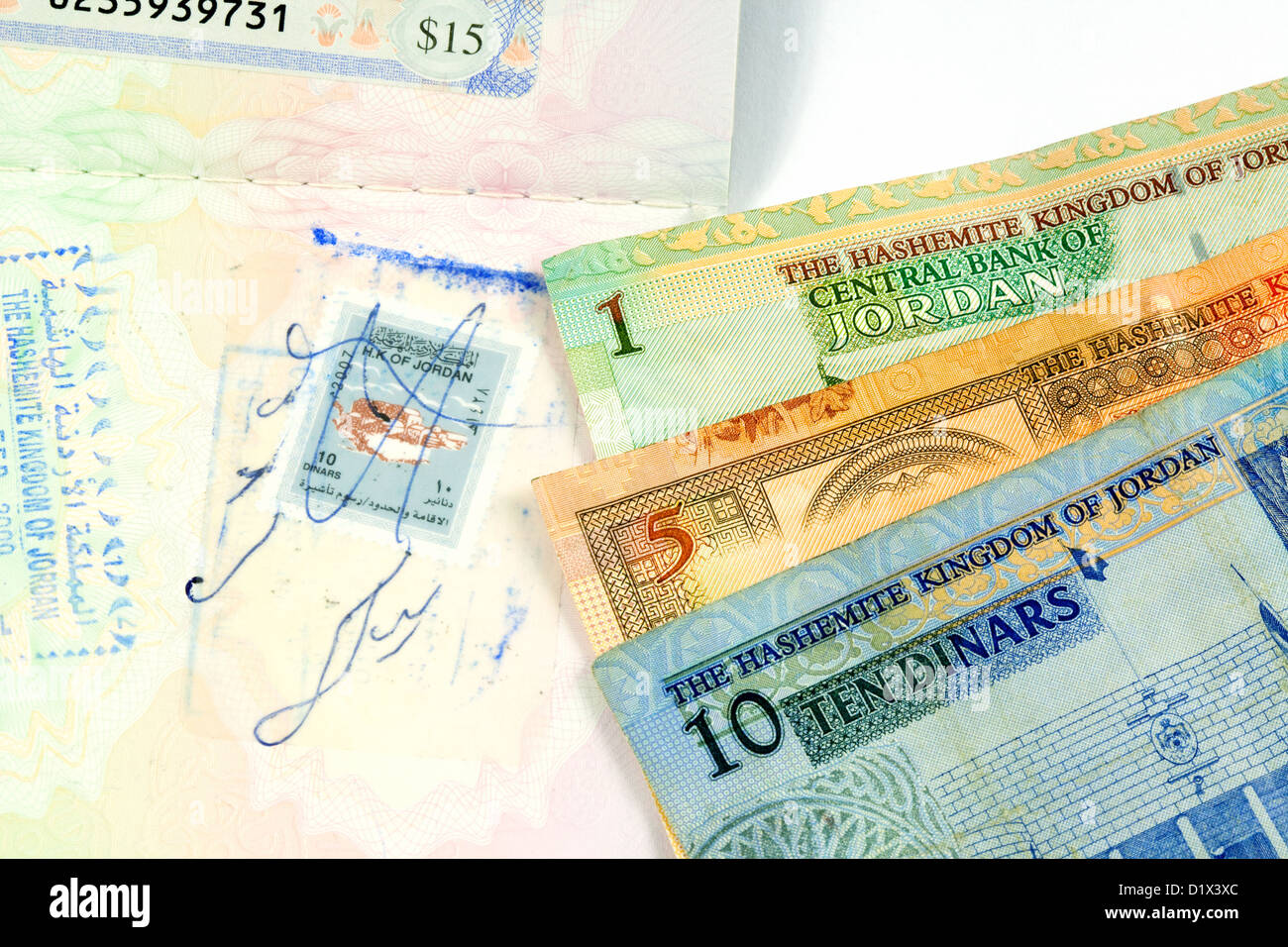 Jordanien Reisen Geld Währung Dinar und Visum-Stempel im Reisepass Stockfoto