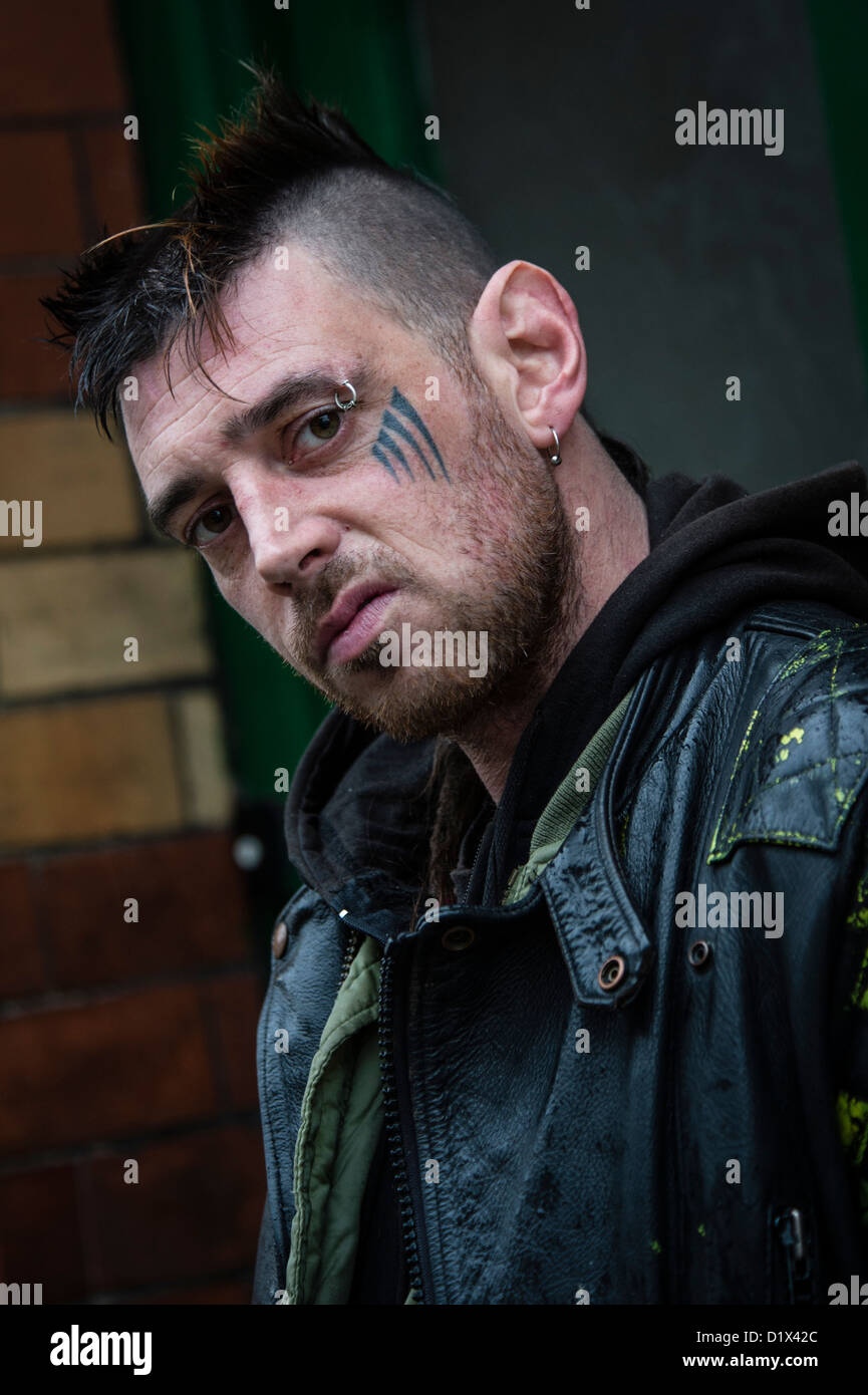ein Punk-Punky Höhnenden Mann mit einer Tätowierung auf seinem Gesicht, UK Stockfoto