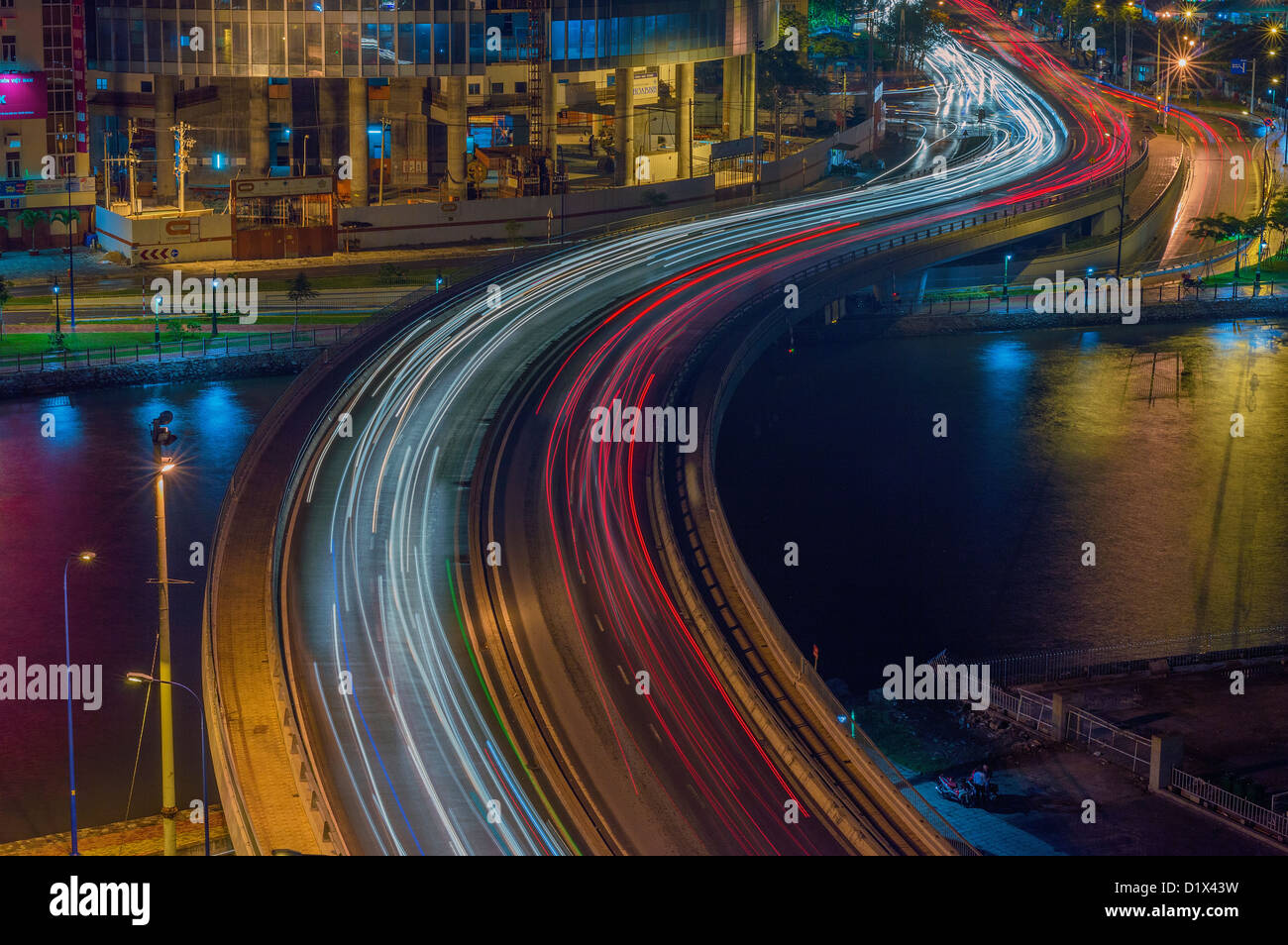 Vietnam, Ho Chi Minh Stadt, Verkehr auf der Brücke, erhöhten Blick, Nacht Stockfoto
