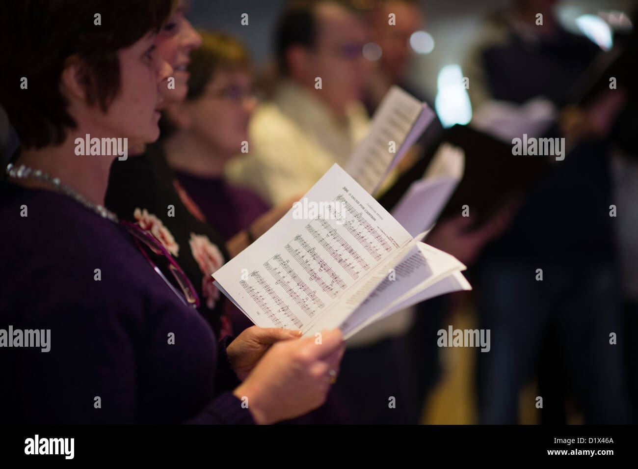 Ein kleiner Laienchor singt Weihnachtslieder in Walisisch, Aberystwyth, Wales, UK Stockfoto