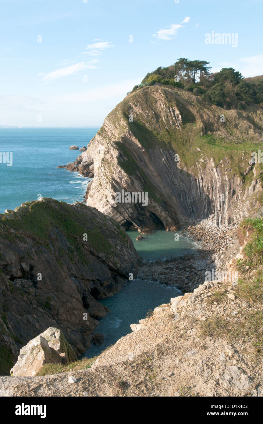 Treppe Loch, Lulworth Cove, Dorset, England, Vereinigtes Königreich. November. Zeigt Gesteinsschichten. Stockfoto