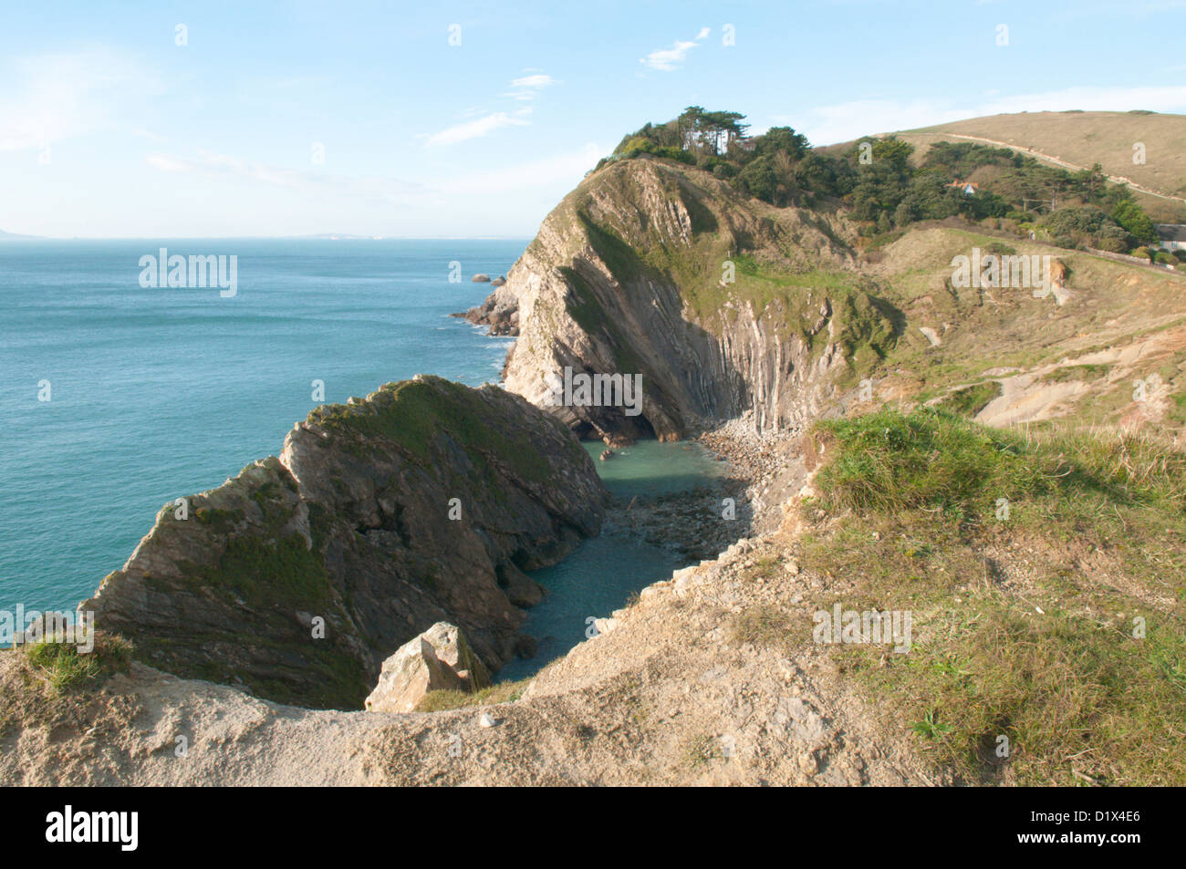 Treppe Loch, Lulworth Cove, Dorset, England, Vereinigtes Königreich. November. Zeigt Gesteinsschichten. Stockfoto