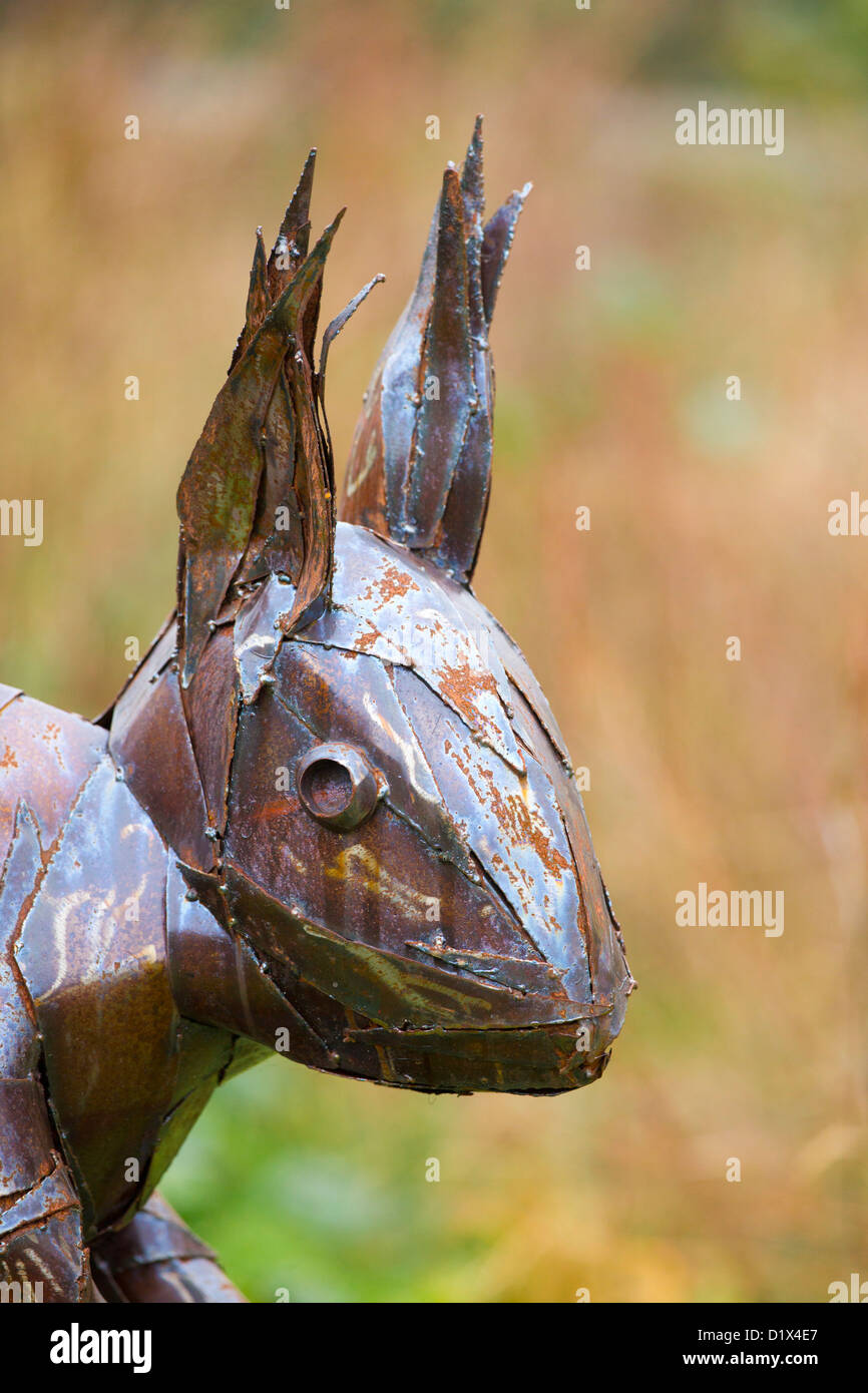 Eichhörnchen-Skulptur; Escot; Devon; UK Stockfoto