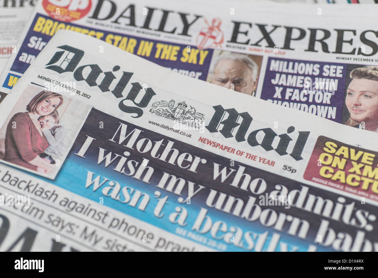 Die Titelseiten und Mastertitel UK britisches Englisch nationalen Tageszeitungen The Daily Mail und Daily Express Stockfoto