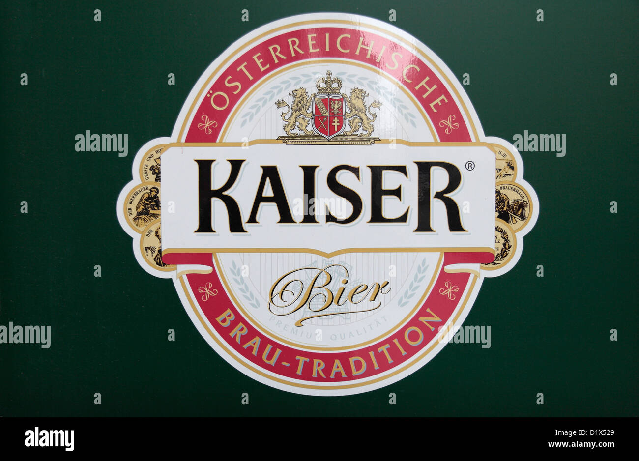 Das Kaiser Bier Abzeichen an der Wand einer Bar in Wien, Österreich. Stockfoto
