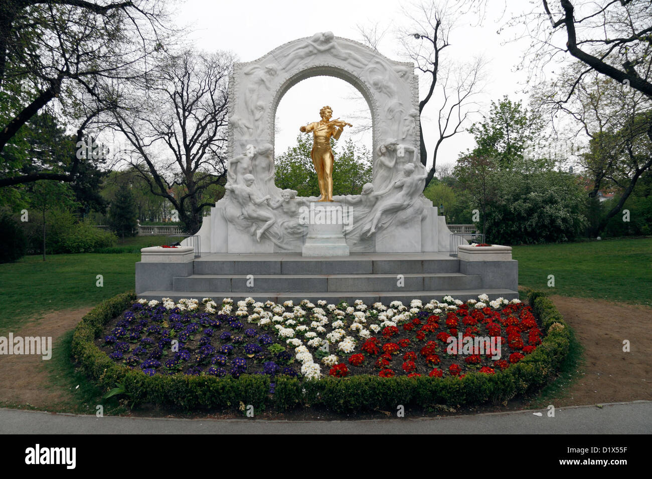 Johann Strauss II-Denkmal, ein vergoldeter Bronze & Marmor-Relief-Design von Edmund Hellmer, Stadtpark, Wien, Österreich. Stockfoto