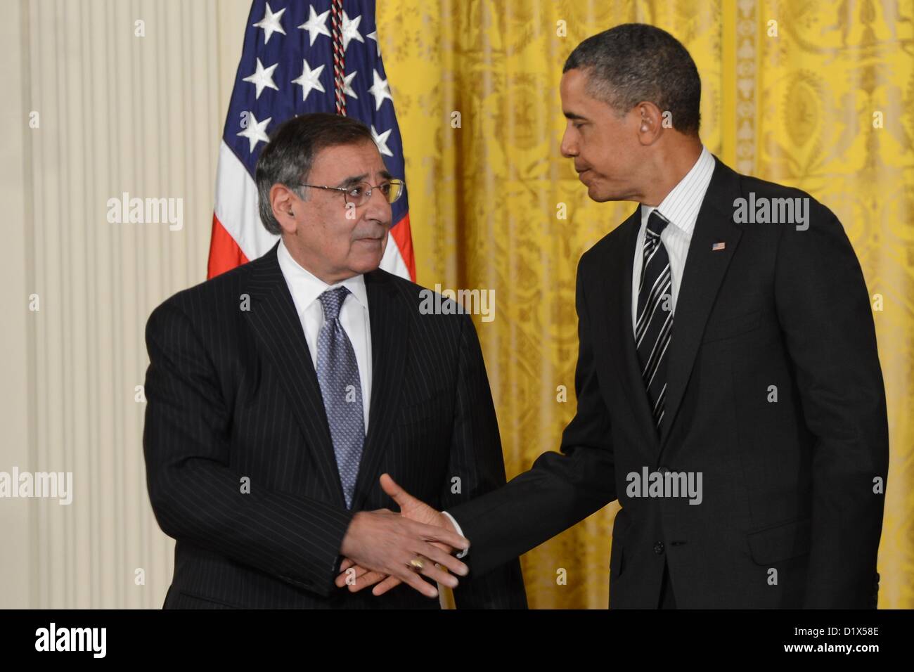 Washington, District Of Columbia, USA 7. Januar 2013. Das weiße Haus - Washington DC... Präsident Barack Obama Dank scheidenden Verteidigungsminister Leon Panetta für seinen Dienst. Bildnachweis: Christy Bowe/Globe Photos/ZUMAPRESS.com/Alamy Live-Nachrichten Stockfoto