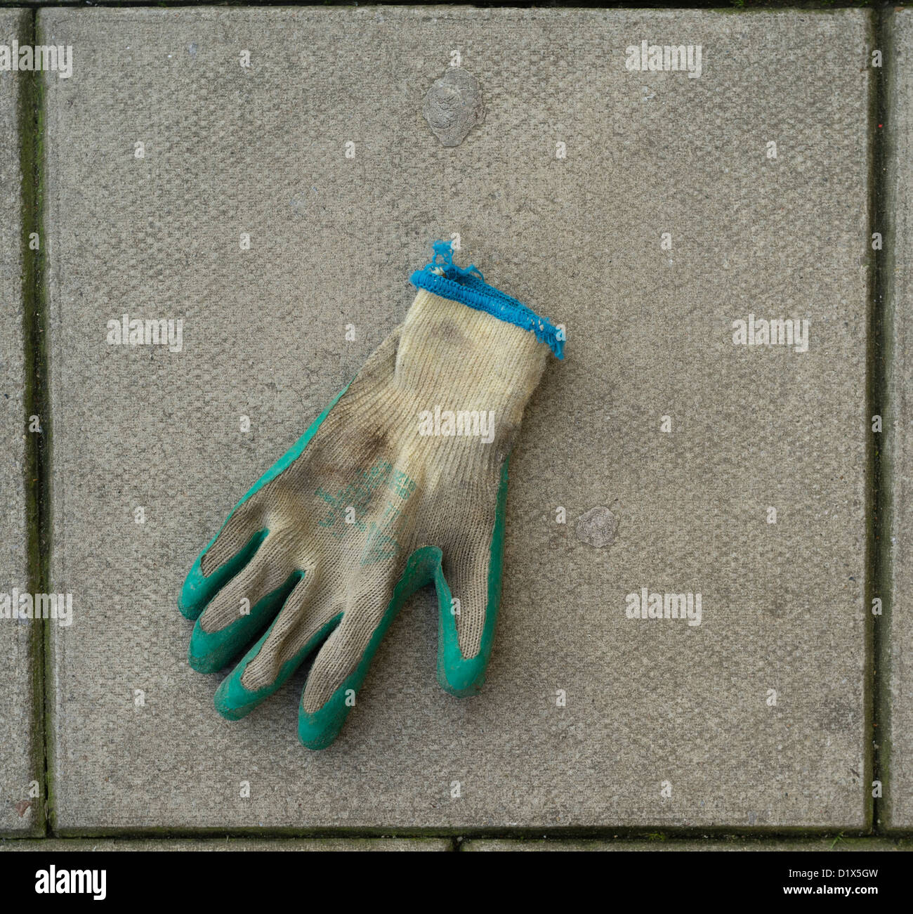 eine ausrangierte einzelner Handschuh auf dem Bürgersteig, UK Stockfoto