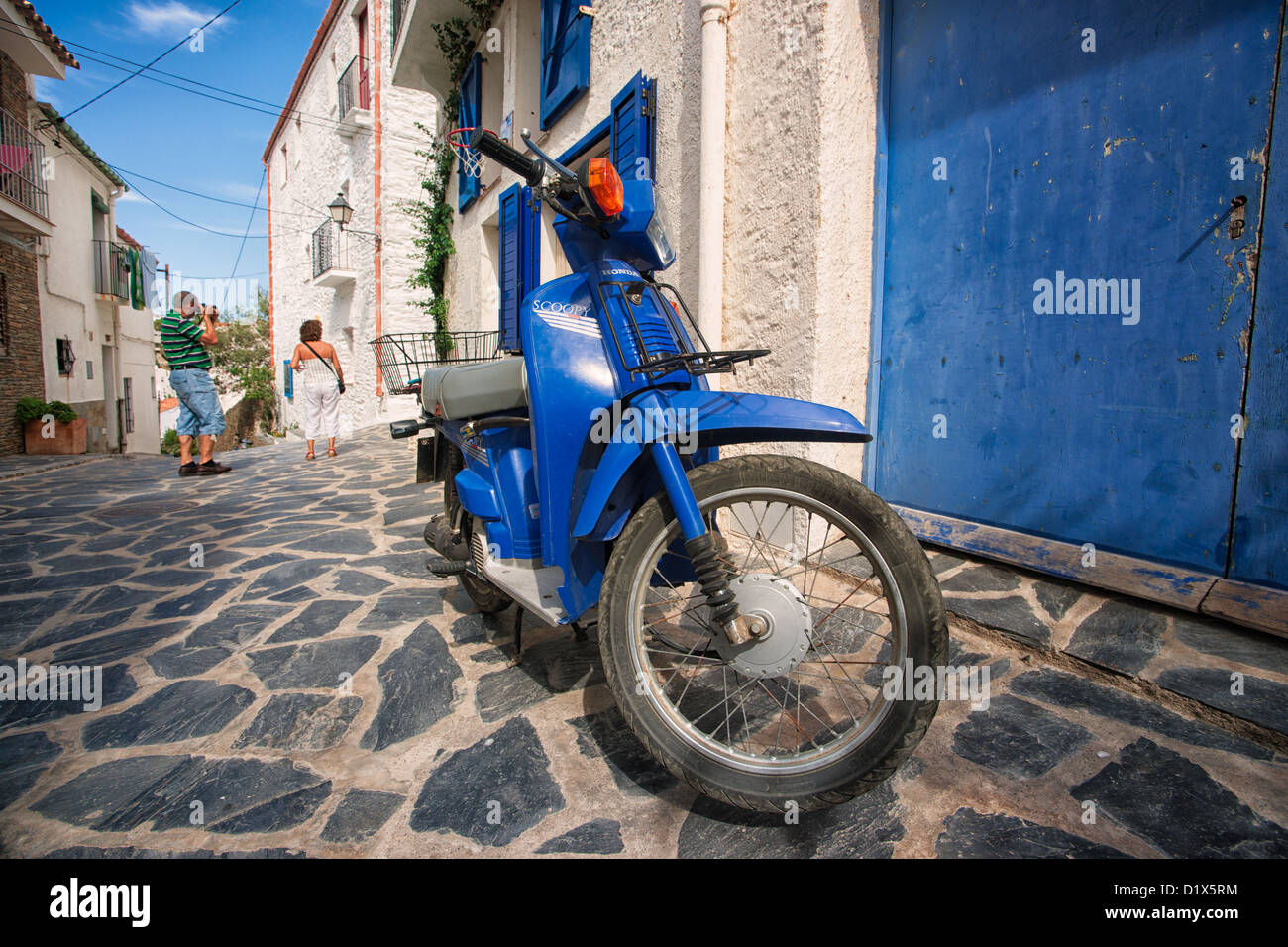Straßenszene von einer mediterranen Stadt mit weiß und Blau als die vorherrschenden Farben. Stockfoto