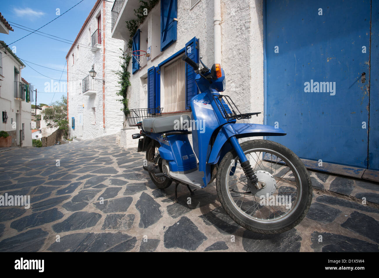 Straßenszene von einer mediterranen Stadt mit weiß und Blau als die vorherrschenden Farben. Stockfoto