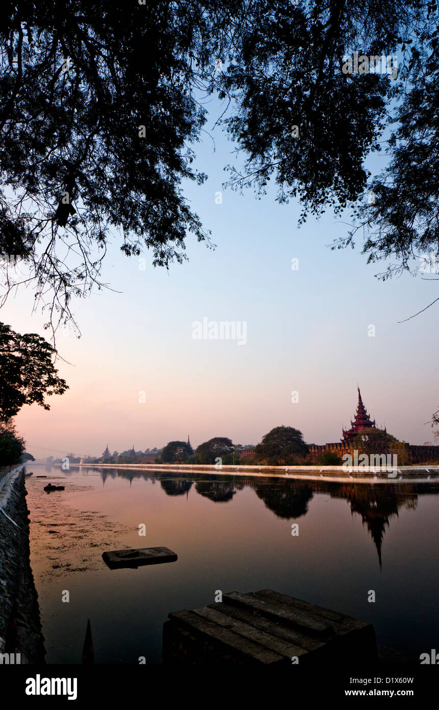 Mandalay Palast Wände reflektieren im Burggraben im Morgengrauen, Mandalay, Myanmar Stockfoto