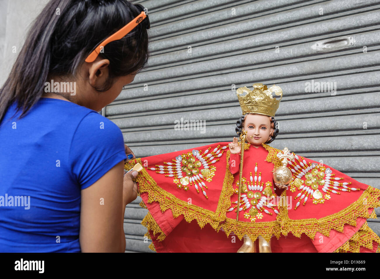 Frau macht ein Bild von Santo Niño, dem Schutzpatron von Cebu, Philippinen Stockfoto
