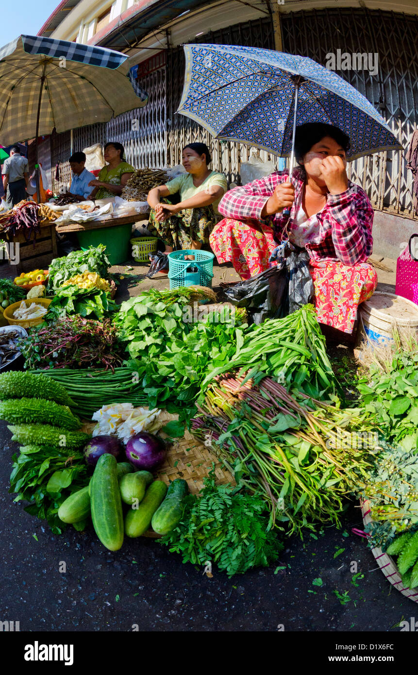 Beschäftigt Straßenmarkt in zentralen Yangon, Myanmar Stockfoto