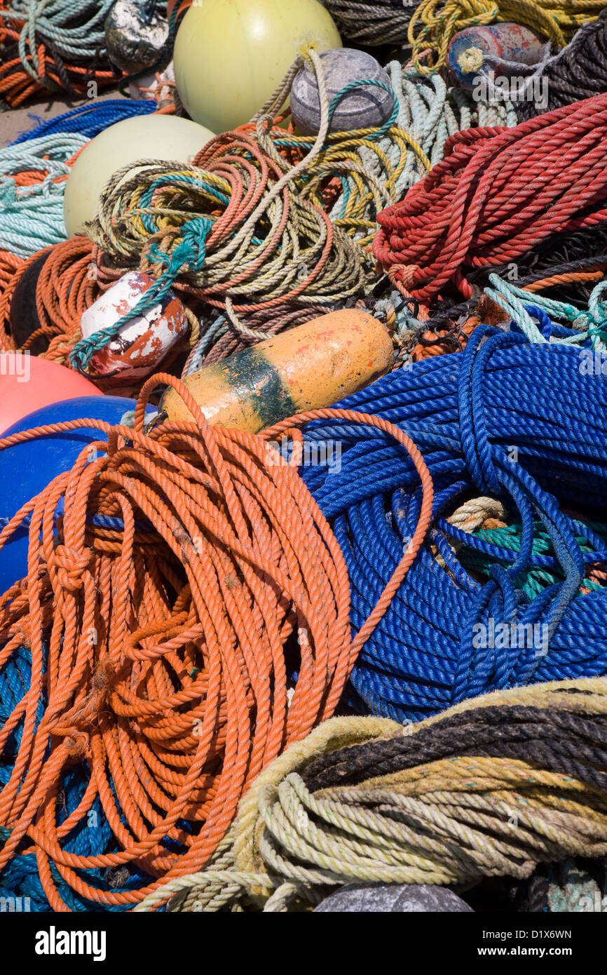 Fischernetze, Seile und Bojen am Kai Stockfoto