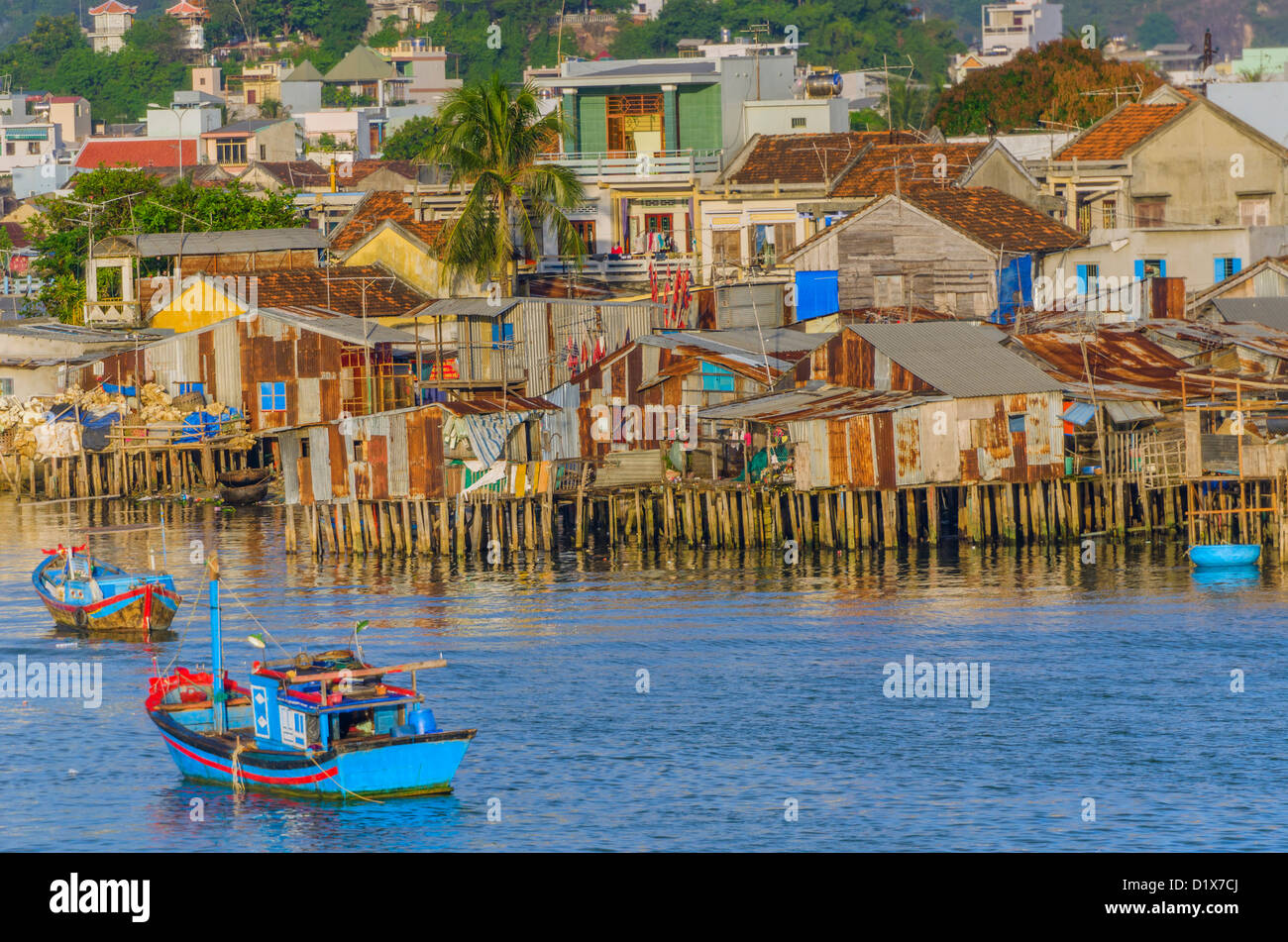 Fischerboote im Hafen Nha Trang, Vietnam Stockfoto
