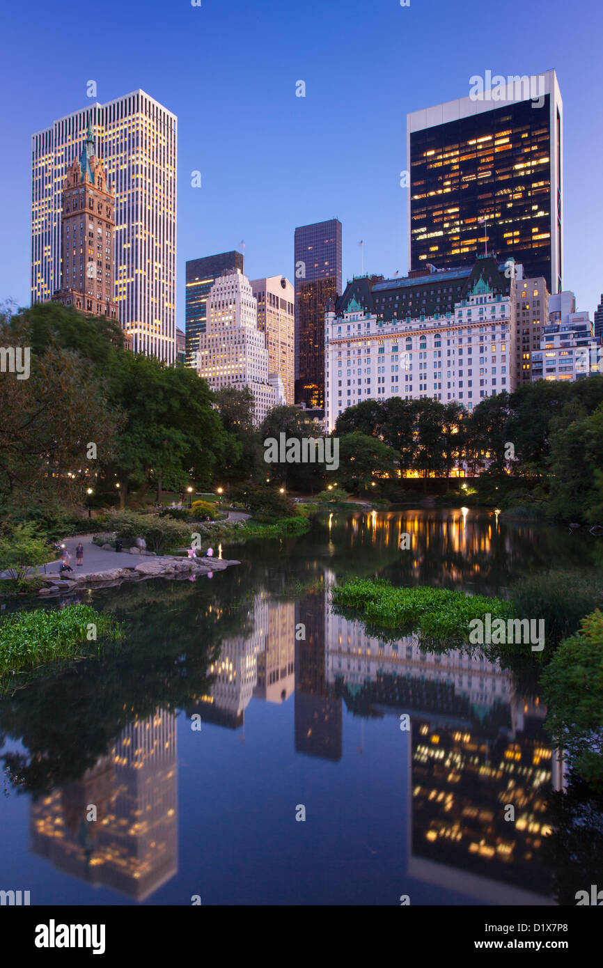 Dämmerung über Central Park und die Gebäude von Manhattan, New York City, USA Stockfoto