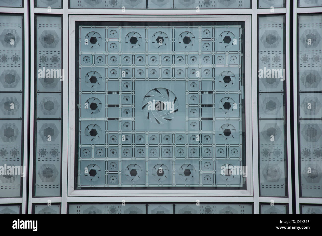 Geometrische Muster. Ein Detail eines der High-Tech-Fenster von dem "Institut du Monde Arabe". Von französischen Architekten Jean Nouvel entworfen. Paris, Frankreich. Stockfoto