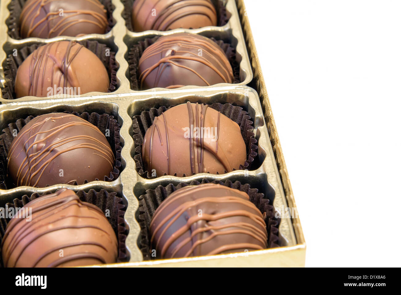 Schachtel mit dunkler und Milchschokolade Trüffel mit Wirbel Closeup Stockfoto