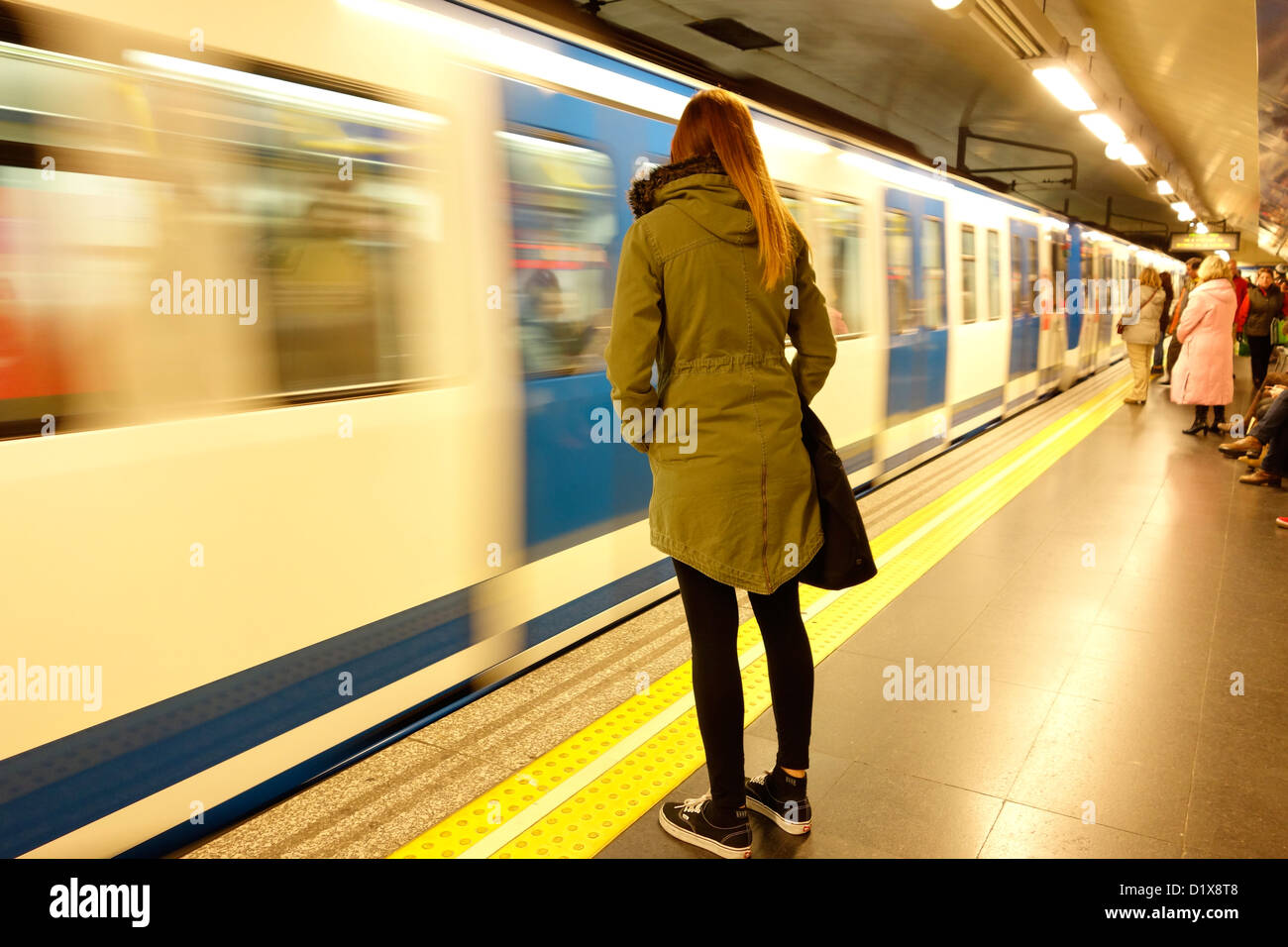 Frau Madrider u-Bahn Reisen Spanien Bewegungsunschärfe öffentlicher Personenverkehr Stockfoto