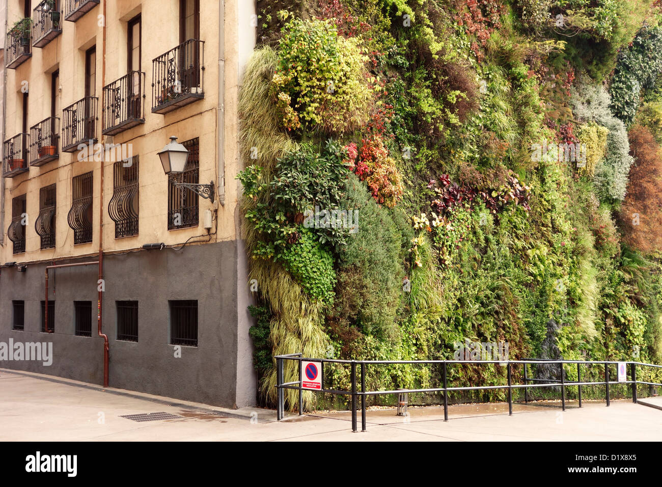 Madrid vertikale grüne Spanien Caixaforum Caixa Forum lebenden Gartenmauer Stockfoto