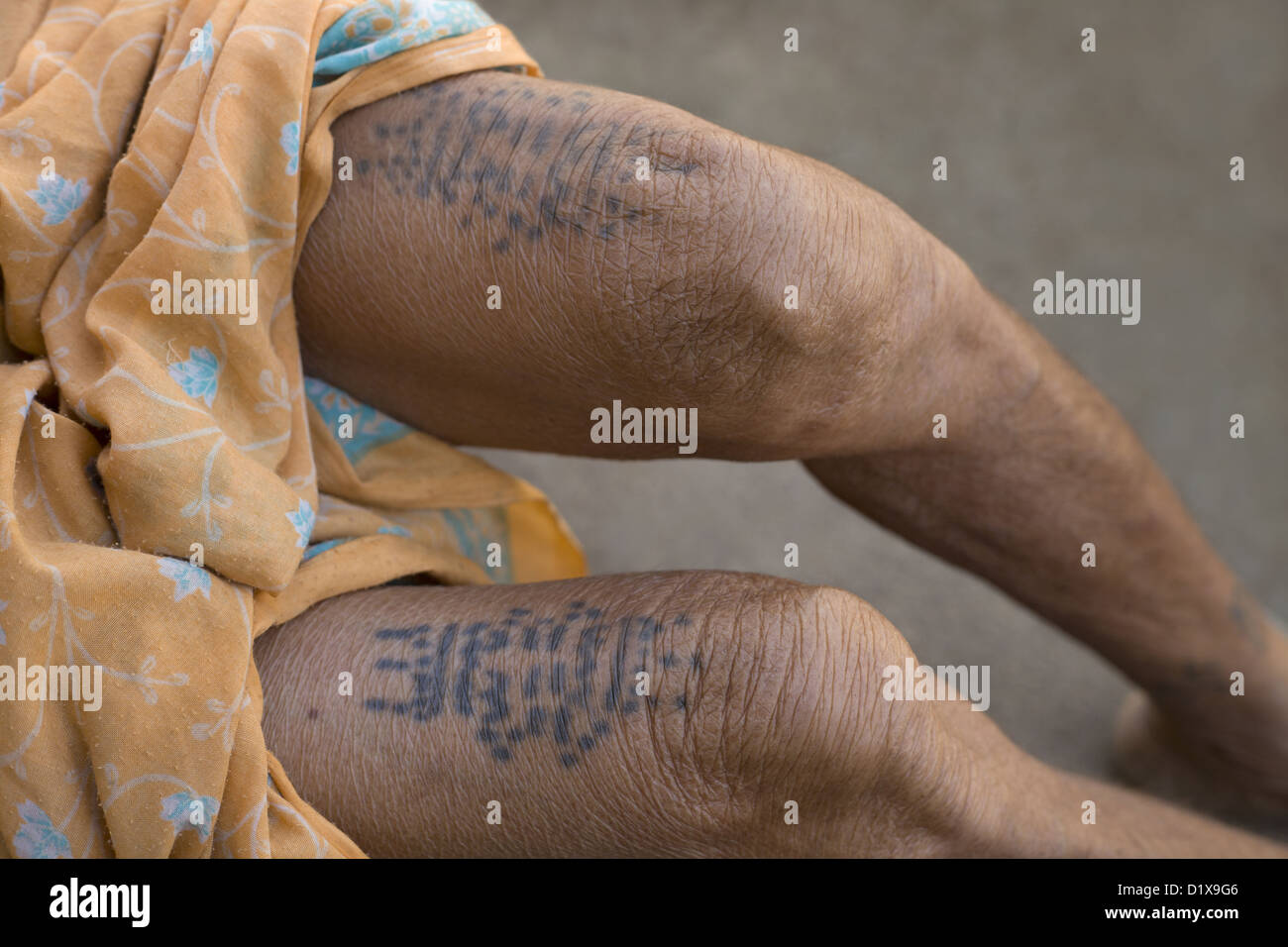 Typische Tätowierungen auf Frauenbeine, Gond Stamm, Gadchiroli, Maharashtra, Indien. Stockfoto