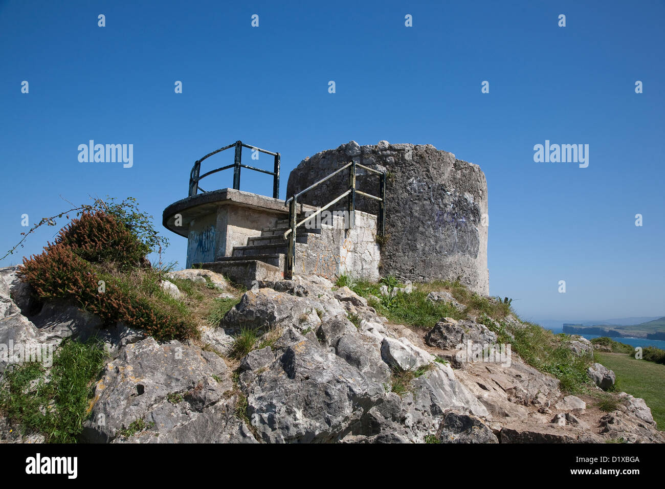 Eine zerstörte Turm an der Paseo de San Pedro - Llanes, Asturien, Spanien Stockfoto