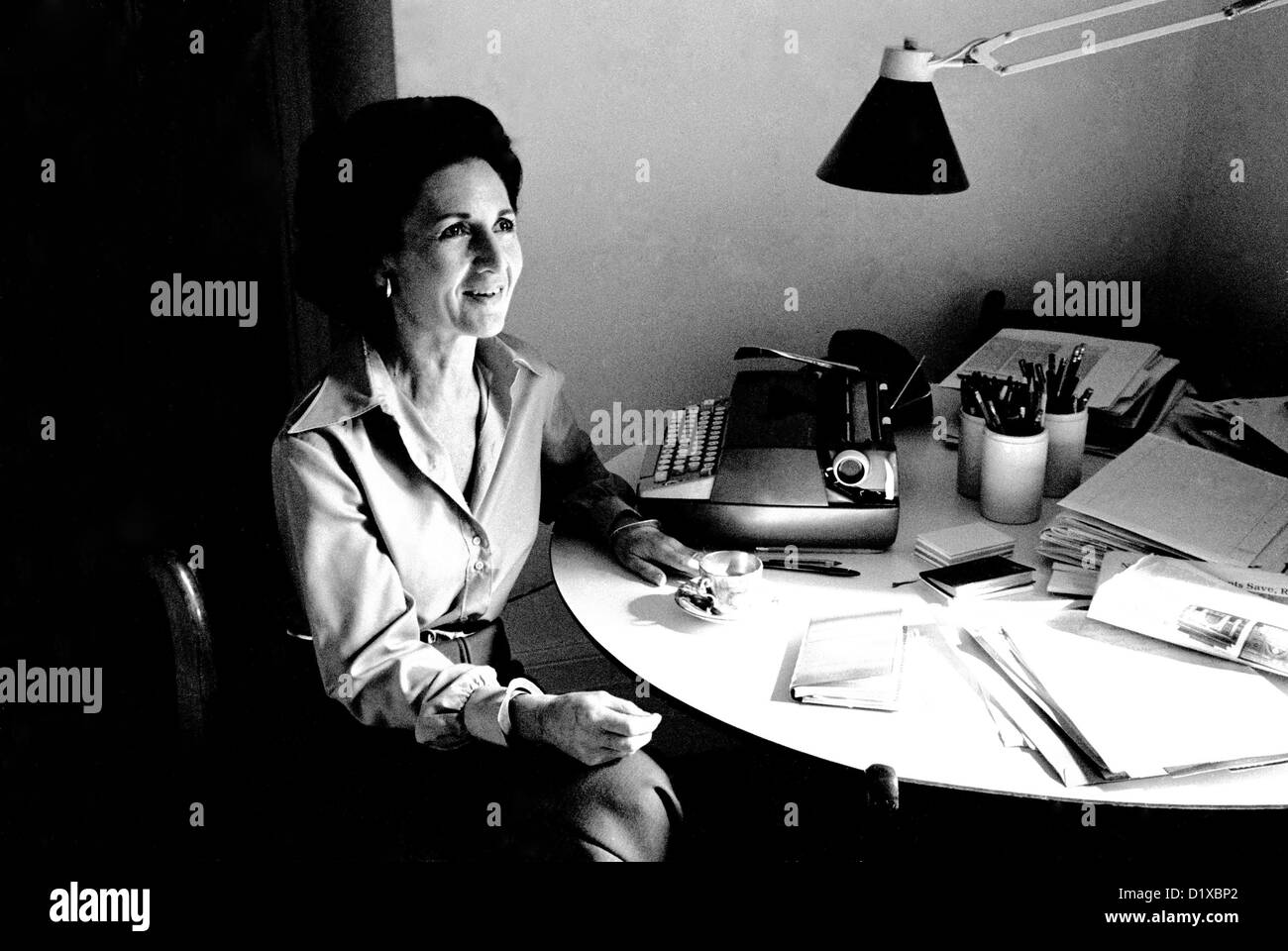 Ada Louise Huxtable; ausgesprochener architektonische critic1921-2013, fotografiert an ihrem Schreibtisch in New York City, USA, 1974 Stockfoto