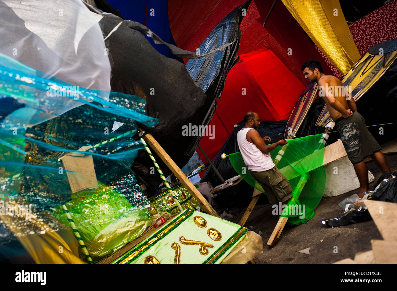 Mitglieder einer Samba-Schule arbeiten auf einem Karneval-Schwimmer in der Werkstatt in Rio De Janeiro, Brasilien. Stockfoto