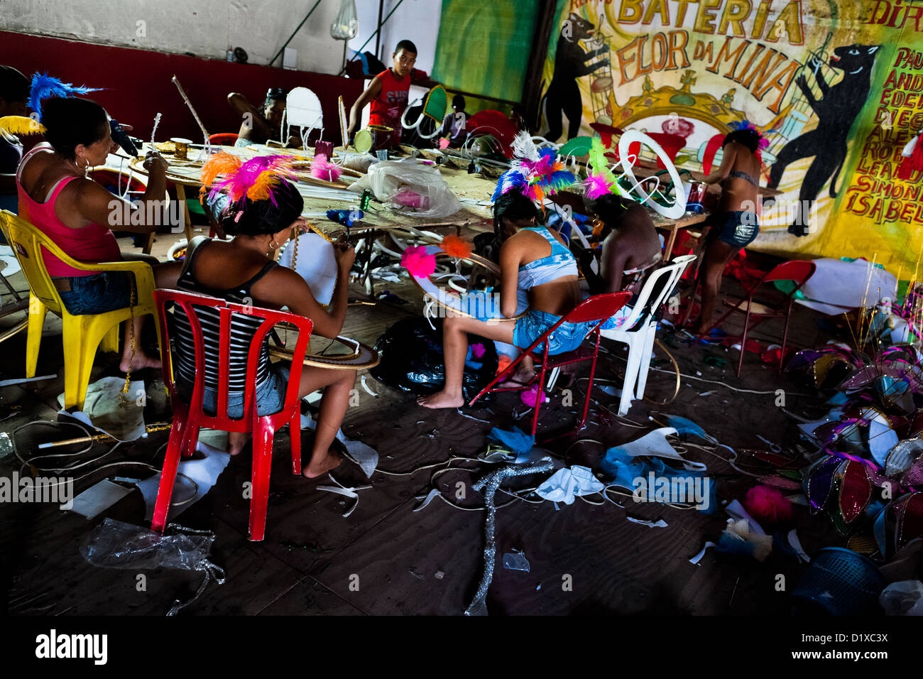 Mitglieder einer Samba-Schule arbeiten an Karnevalskostüme (Fantasien) in der Werkstatt in Rio De Janeiro, Brasilien. Stockfoto