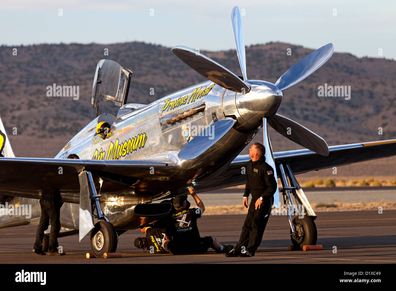 Die Edelmetall-Crew neigen dazu, die p-51 Mustang unbegrenzte Air Racer während der 2012 Reno National Championship Air Races Stockfoto