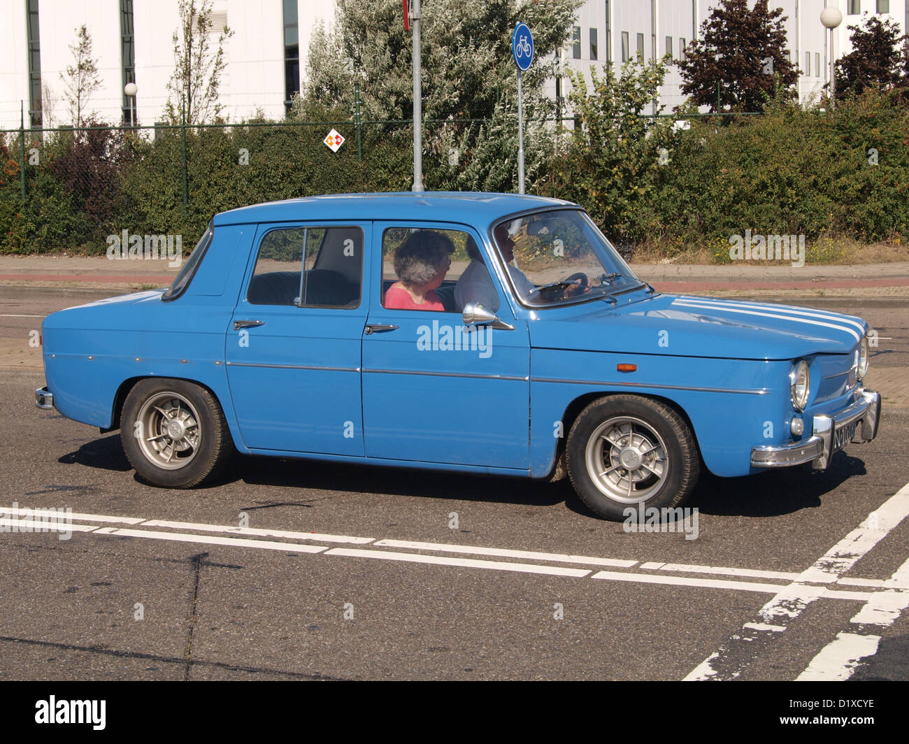 Der Renault R1134 Gordini, der auf dem Classic Car Meeting in Haarlem vorgestellt wurde, ist ein historisches französisches Automobil, das für seine Rennsporttradition und sein unverwechselbares Design bekannt ist. Dieser Oldtimer bleibt ein Sammlerstück. Stockfoto
