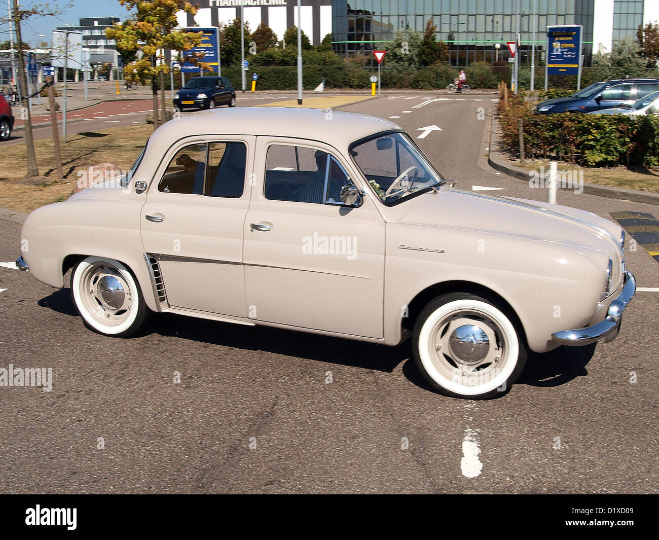 Der Renault Dauphine, der auf dem Classic Car Meeting in Haarlem vorgestellt wurde, ist ein französischer Oldtimer, der für sein kompaktes Design und seine bedeutende Rolle auf dem Automobilmarkt der 1950er Jahre bekannt ist. Als beliebtes Economy-Fahrzeug erlangte er Anerkennung für seine effiziente Leistung und sein elegantes Design. Die Veranstaltung zeigt eine Reihe von klassischen Autos, darunter dieses seltene Modell, das die Automobilgeschichte der Mitte des 20. Jahrhunderts repräsentiert. Stockfoto