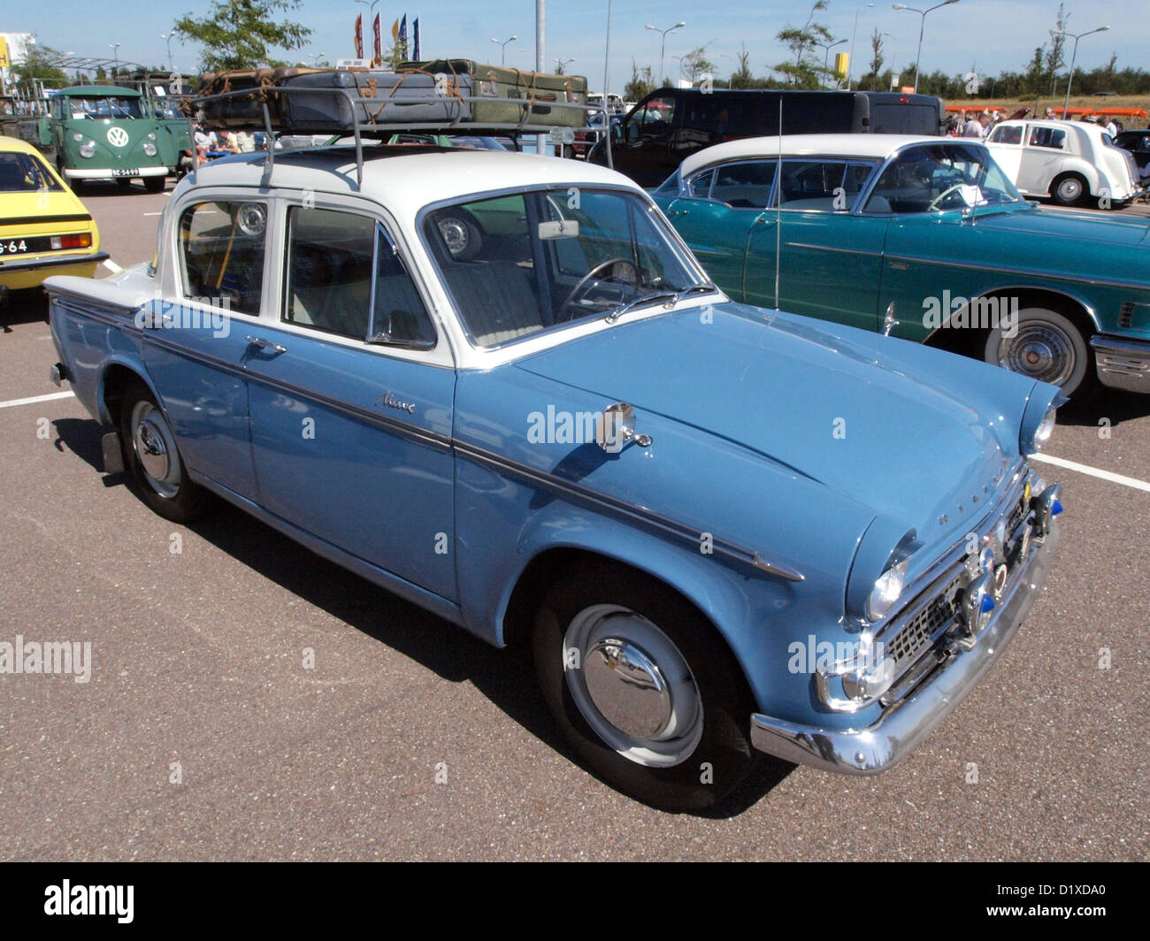 Die Hillman Minx III A Deluxe Limousine, die auf dem Classic Car Meeting in Haarlem vorgestellt wurde, ist ein britischer Oldtimer, der für sein elegantes Design und seine zuverlässige Leistung bekannt ist. Es ist nach wie vor ein beliebtes Modell bei Oldtimer-Sammlern und -Enthusiasten. Stockfoto