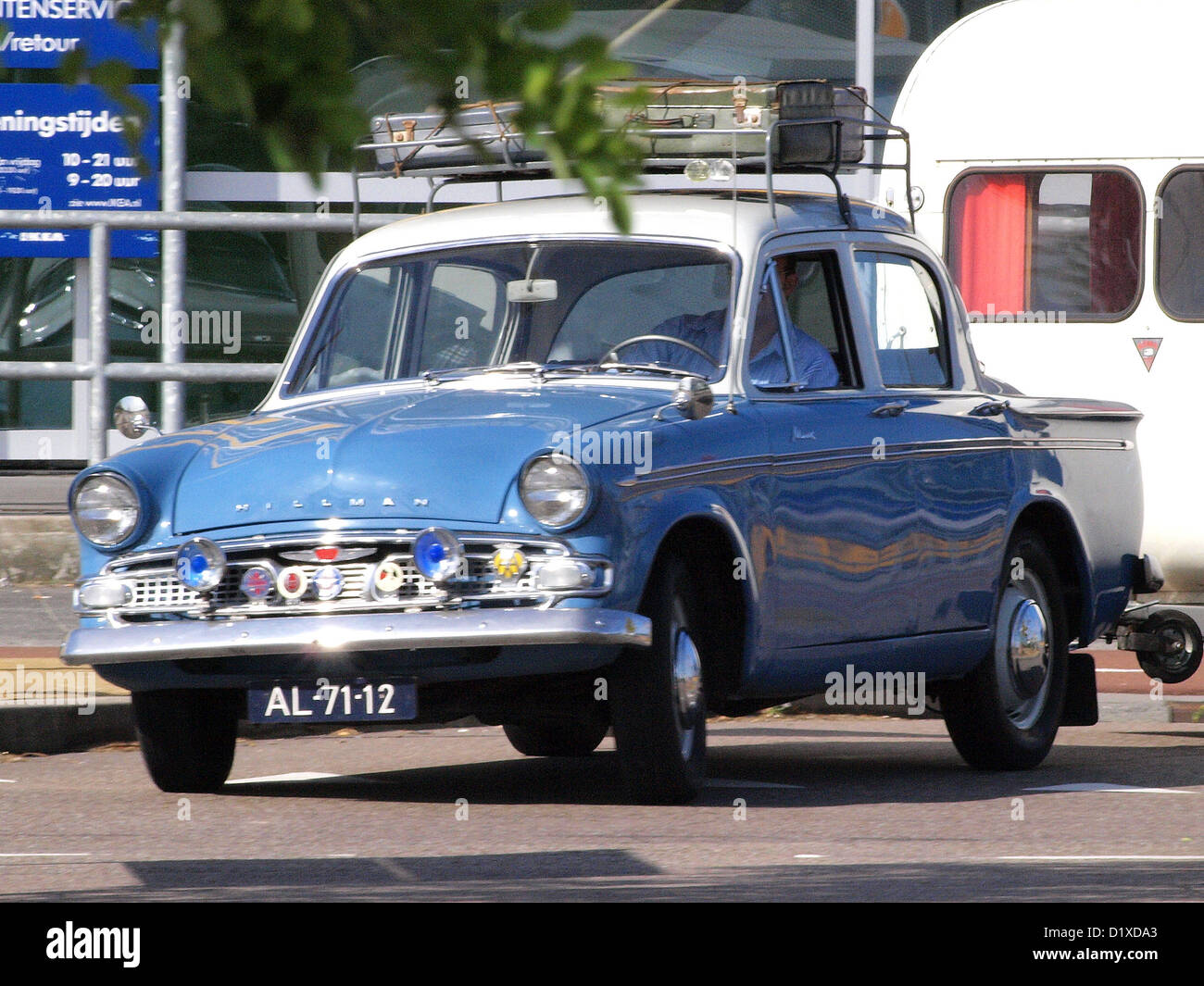 Die Hillman Minx III A Deluxe Limousine wird auf dem Classic Car Meeting in Haarlem vorgestellt. Dieses Oldtimer, das für sein elegantes Design und seine geschmeidige Leistung gefeiert wurde, ist ein bedeutendes Beispiel für die britische Automobilherstellung der 1950er Jahre. Stockfoto