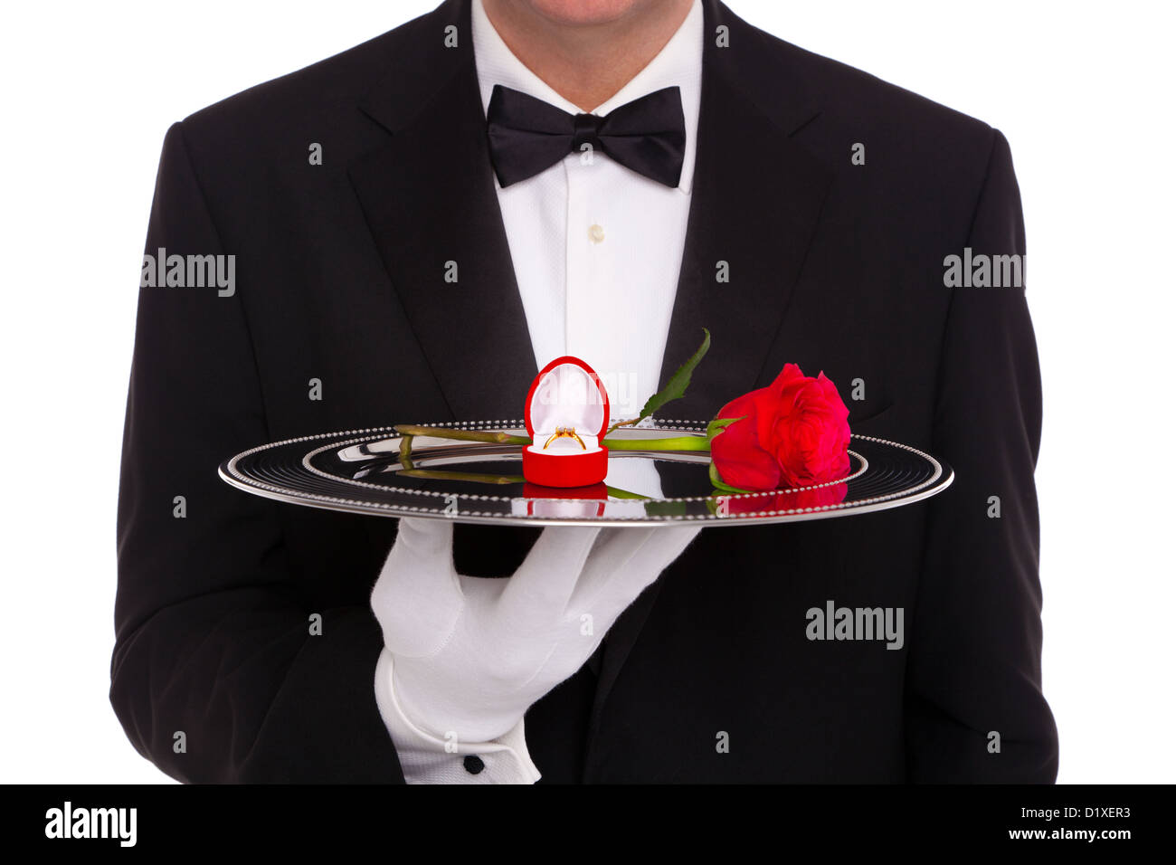 Ein Butler Hand ein silbernes Tablett auf dem eine Diamant-Verlobungsring in ein Herz geformt, Schmuck-Box und eine einzelne rote rose Stockfoto