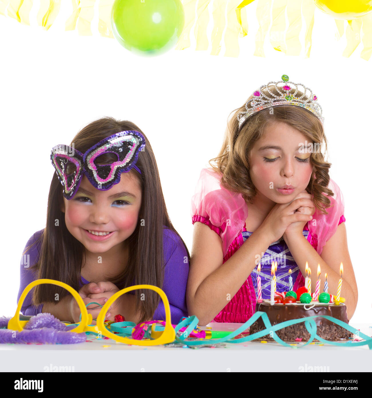 Kinder glücklich Mädchen bläst Geburtstag party Schokolade Kuchen Kerzen Stockfoto