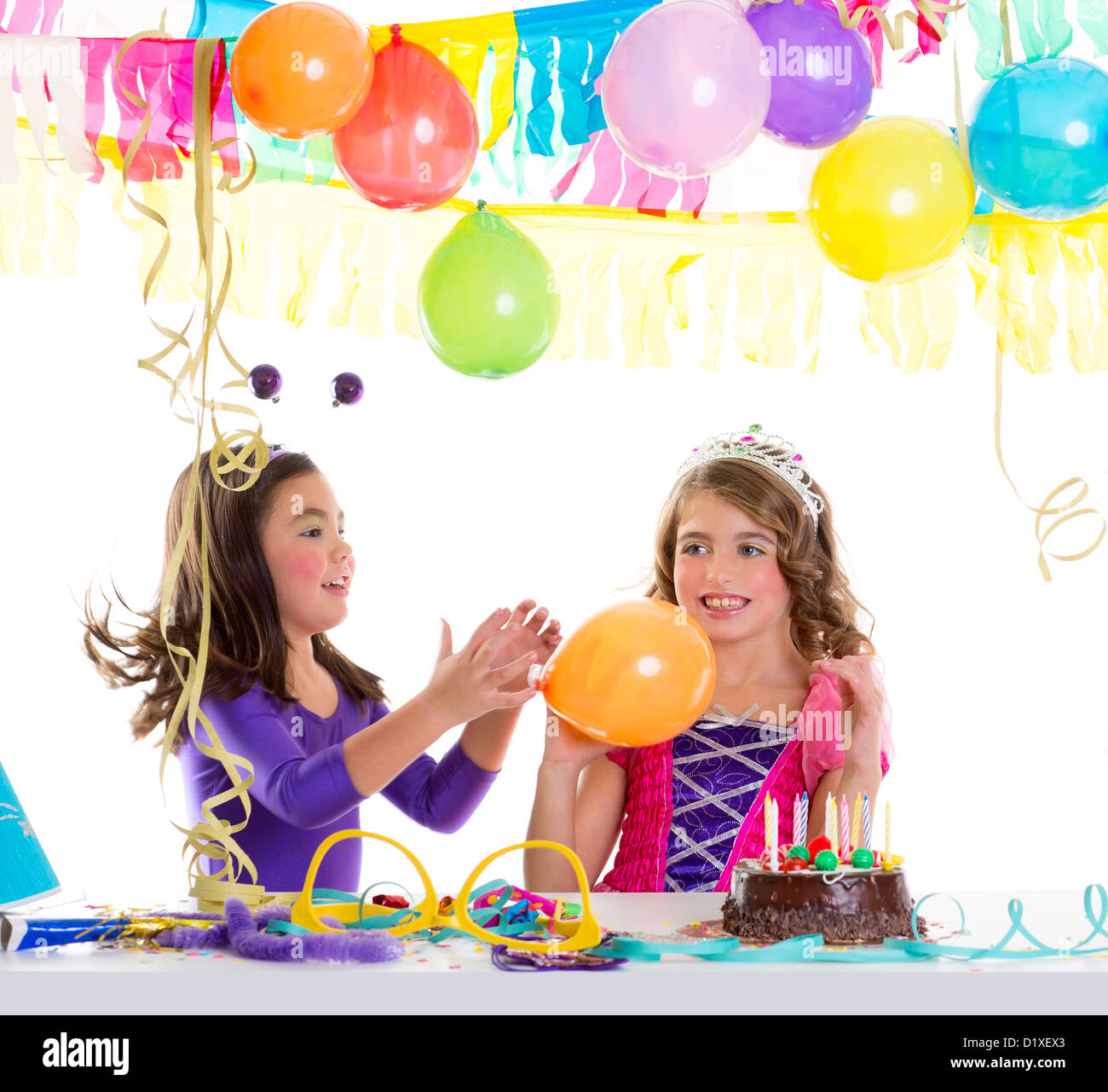 Kinder Geburtstag Party-Girls mit Luftballons und Schokoladenkuchen Stockfoto