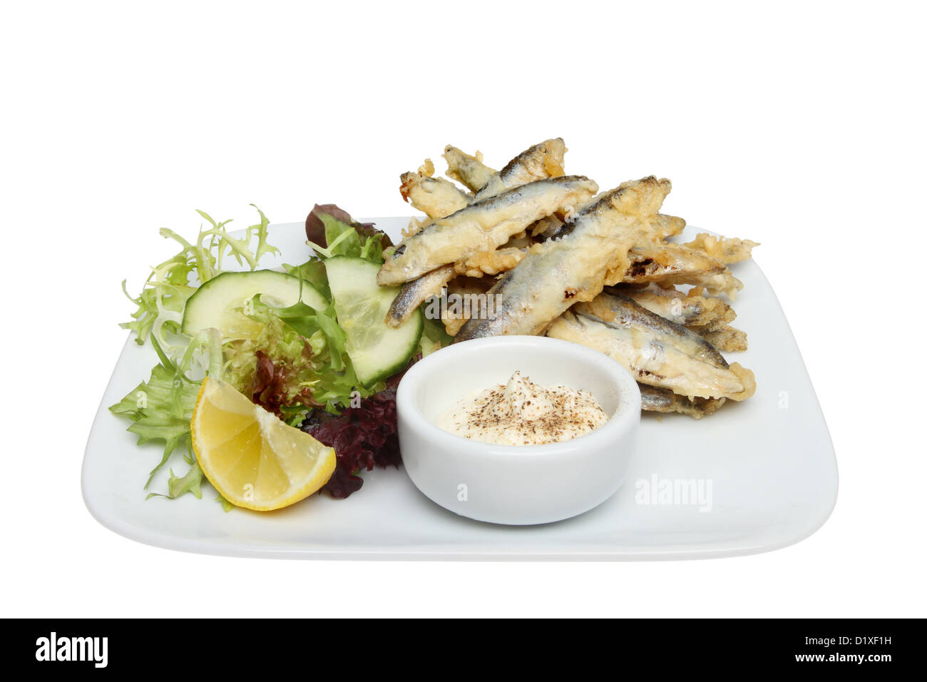 Tempura zerschlagen Sardellen Fisch, Salat garnieren und Dip auf einem Teller isoliert gegen weiß Stockfoto