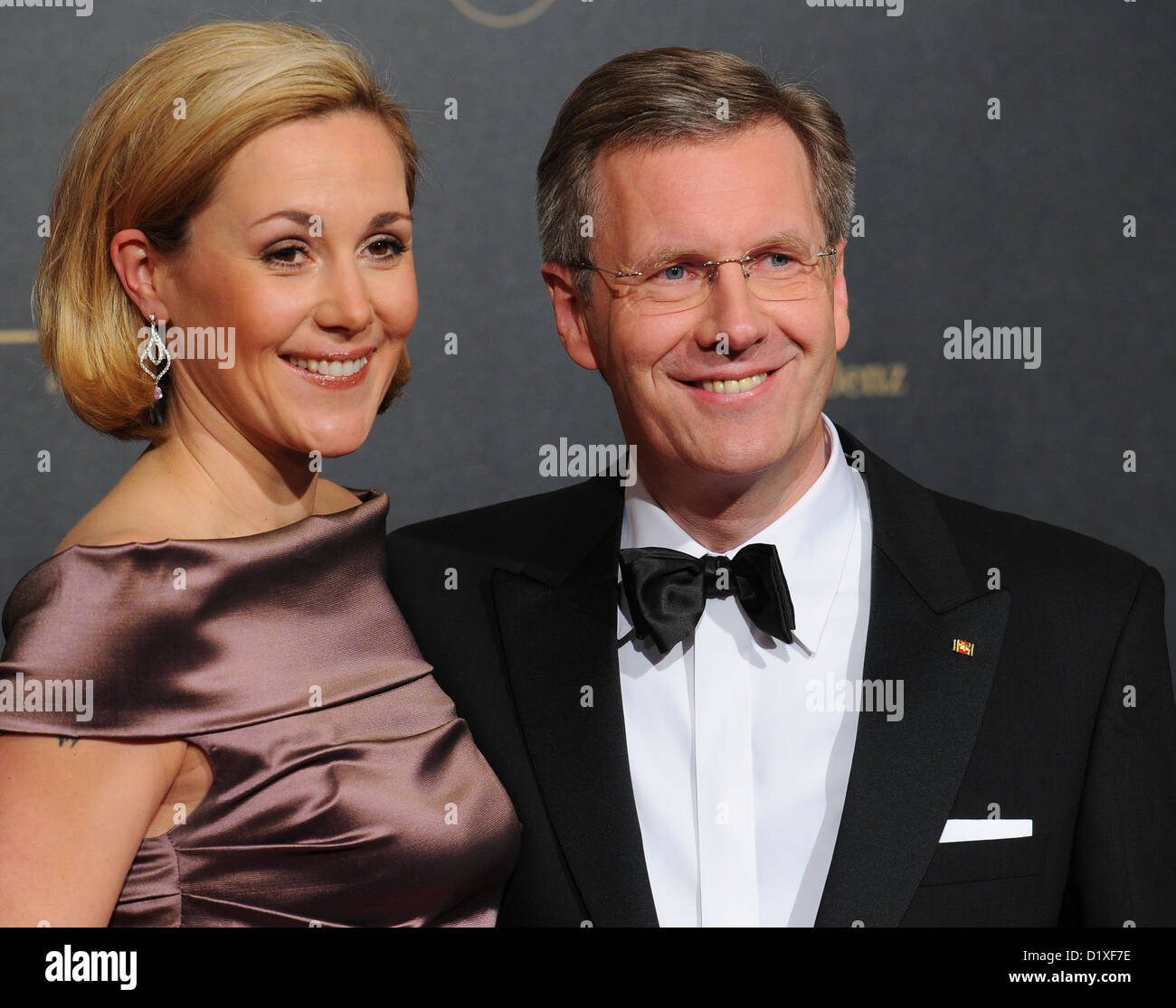 Bundespräsident Christian Wulff und Frau Bettina posieren für ein Foto auf dem roten Teppich von der deutschen Presseball im Hotel Intercontinental in Berlin, Deutschland, 26. November 2010. Die deutsche Presseball ist eine Versammlung von Berühmtheiten, Politiker, Geschäftsleute, Prominente und Medienvertreter. Foto: Jens Kalaene Stockfoto