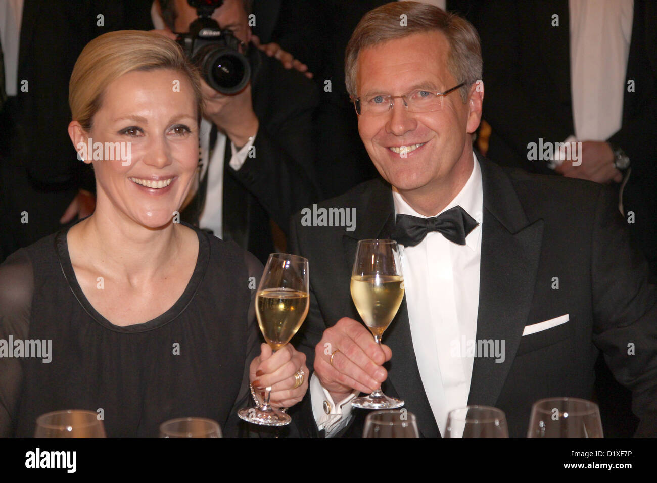 Bundespräsident Christian Wulff (R, CDU) und seine Frau Bettina Lächeln und trinken Gläser Wein während der 60. jährliche Presseball "Bundespresseball" im Hotel Intercontinental in Berlin, Deutschland, 25. November 2011. Foto: Wolfgang Kumm Stockfoto