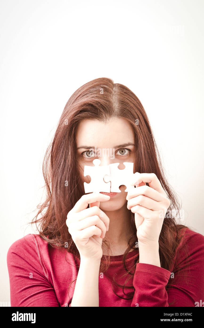 Frau mit zwei Teile eines Puzzles Stockfoto