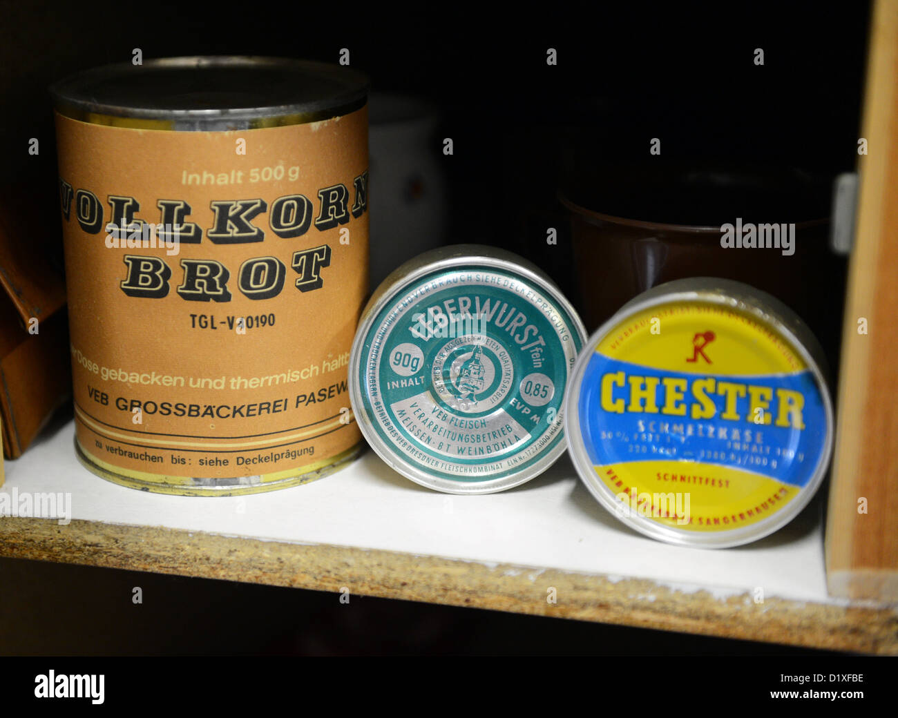 Aus der Dose Vollkorn-Brot, Leberwurst und Käse &amp;quot;Chester&amp;quot; sind das DDR ...