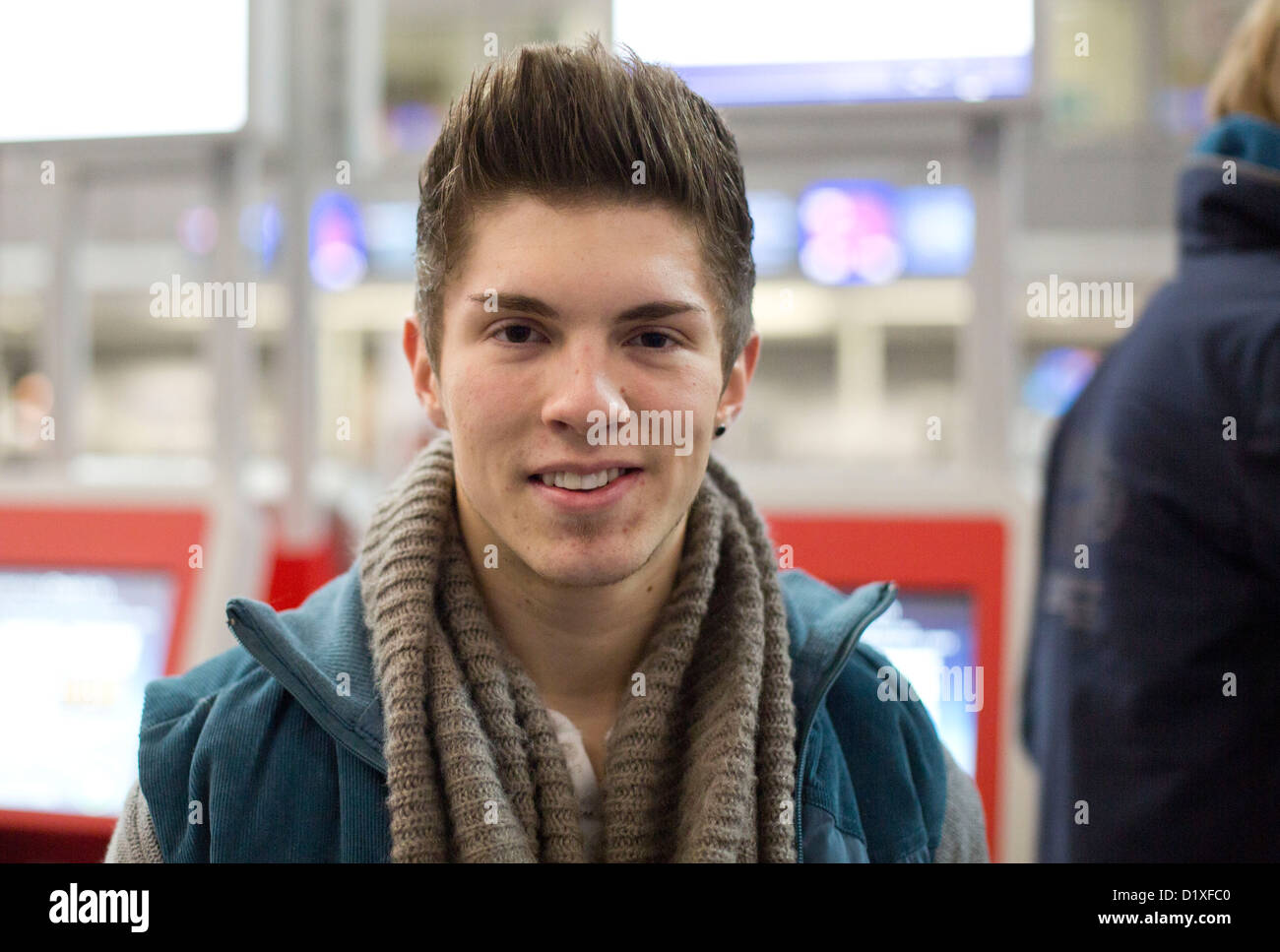 Sänger Joey Heindle stellt auf dem Flughafen in Frankfurt Am Main, Deutschland, 6. Januar 2013. Sie lassen für den australischen Dschungel-Camp von der deutschen Reality-Show Ich bin Ein Star   Holt mich Hier Raus! (Ich bin ein Star – holt mich hier raus!). Foto: Frank Rumpenhorst Stockfoto