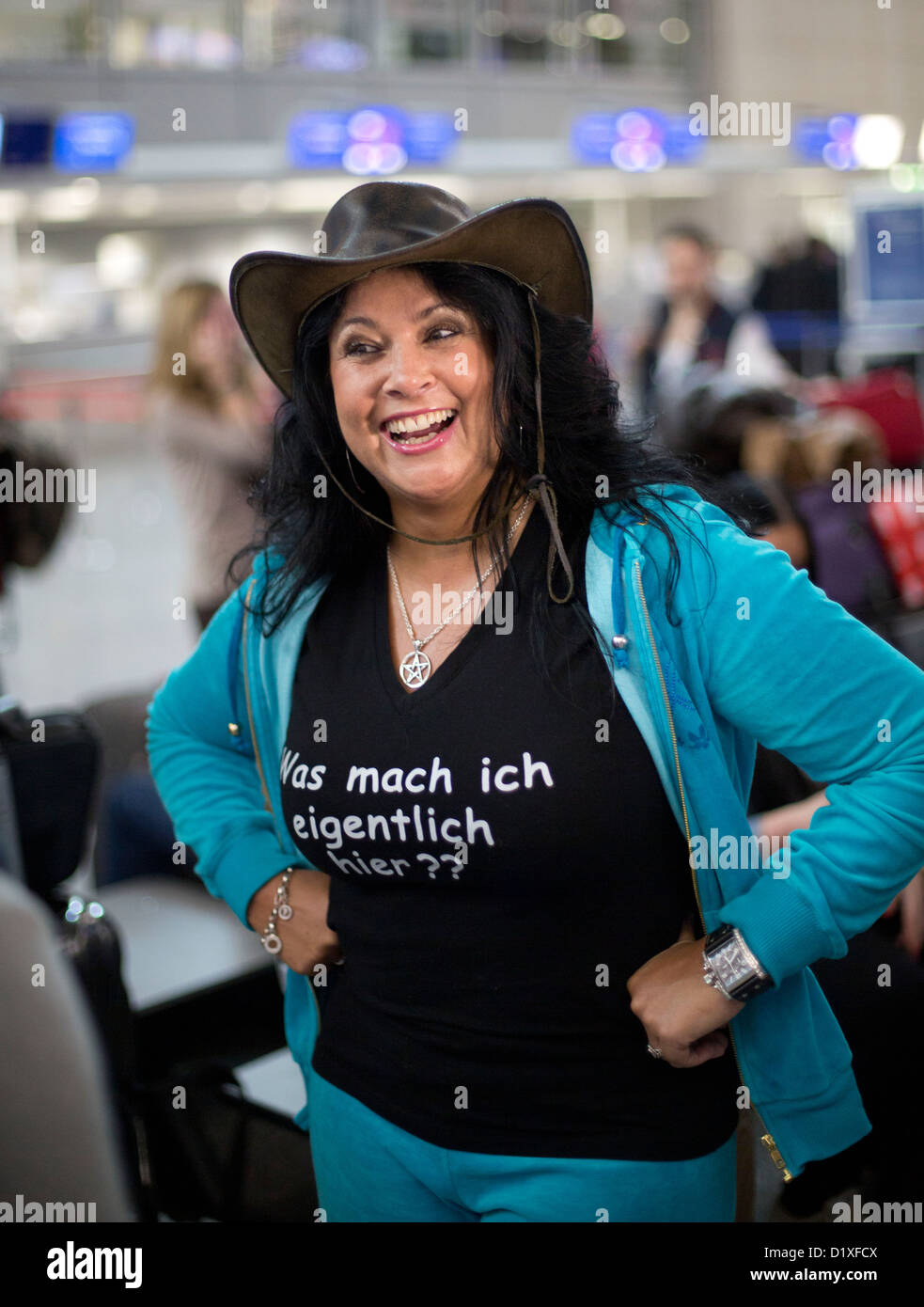 Iris Klein, Mutter von Daniela Katzenberger posiert für Fotos auf dem Flughafen in Frankfurt Am Main, Deutschland, 6. Januar 2013. Sie lassen für den australischen Dschungel-Camp von der deutschen Reality-Show Ich bin Ein Star   Holt mich Hier Raus! (Ich bin ein Star – holt mich hier raus!). Foto: Frank Rumpenhorst Stockfoto