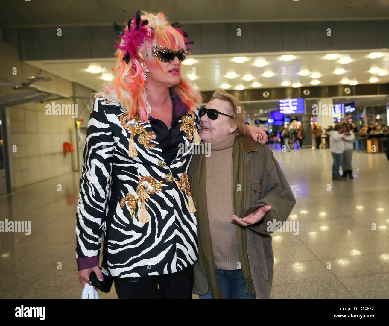 Olivia Jones (L) Alias Oliver Knoebel und Schauspieler Helmut Berger (R) posieren für Fotos auf dem Flughafen in Frankfurt Am Main, Deutschland, 6. Januar 2013. Sie lassen für den australischen Dschungel-Camp von der deutschen Reality-Show Ich bin Ein Star _ Holt mich Hier Raus! (Ich bin ein Star – holt mich hier raus!). Foto: Frank Rumpenhorst Stockfoto