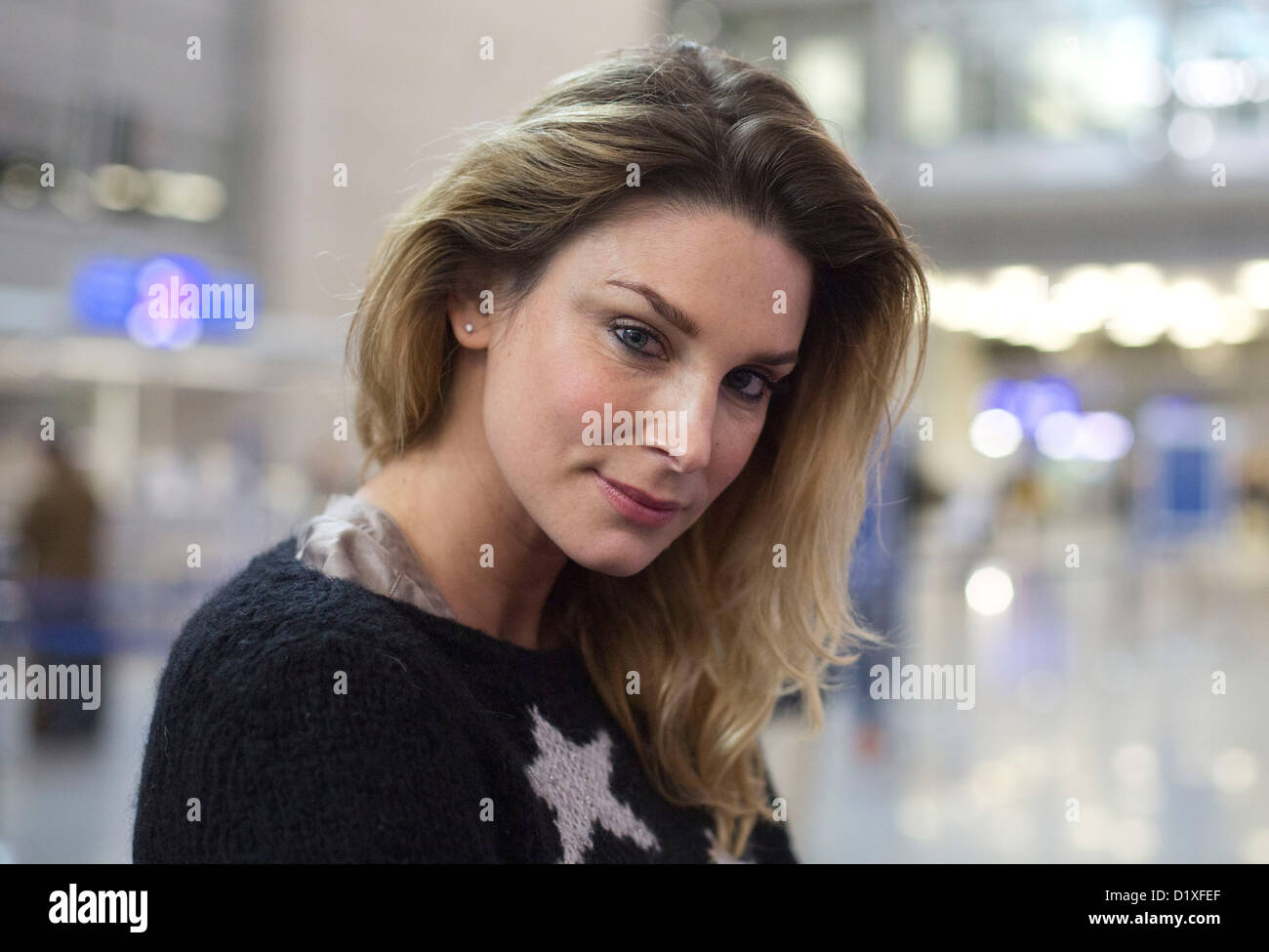 Schauspielerin Claudelle Deckert posiert für Fotos auf dem Flughafen in Frankfurt Am Main, Deutschland, 6. Januar 2013. Sie lassen für den australischen Dschungel-Camp von der deutschen Reality-Show Ich bin Ein Star   Holt mich Hier Raus! (Ich bin ein Star – holt mich hier raus!). Foto: Frank Rumpenhorst Stockfoto
